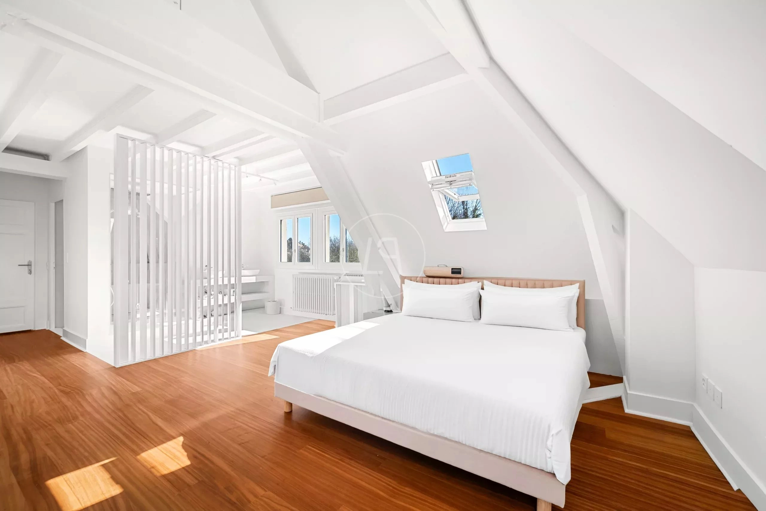 Helles Schlafzimmer im Dachgeschoss