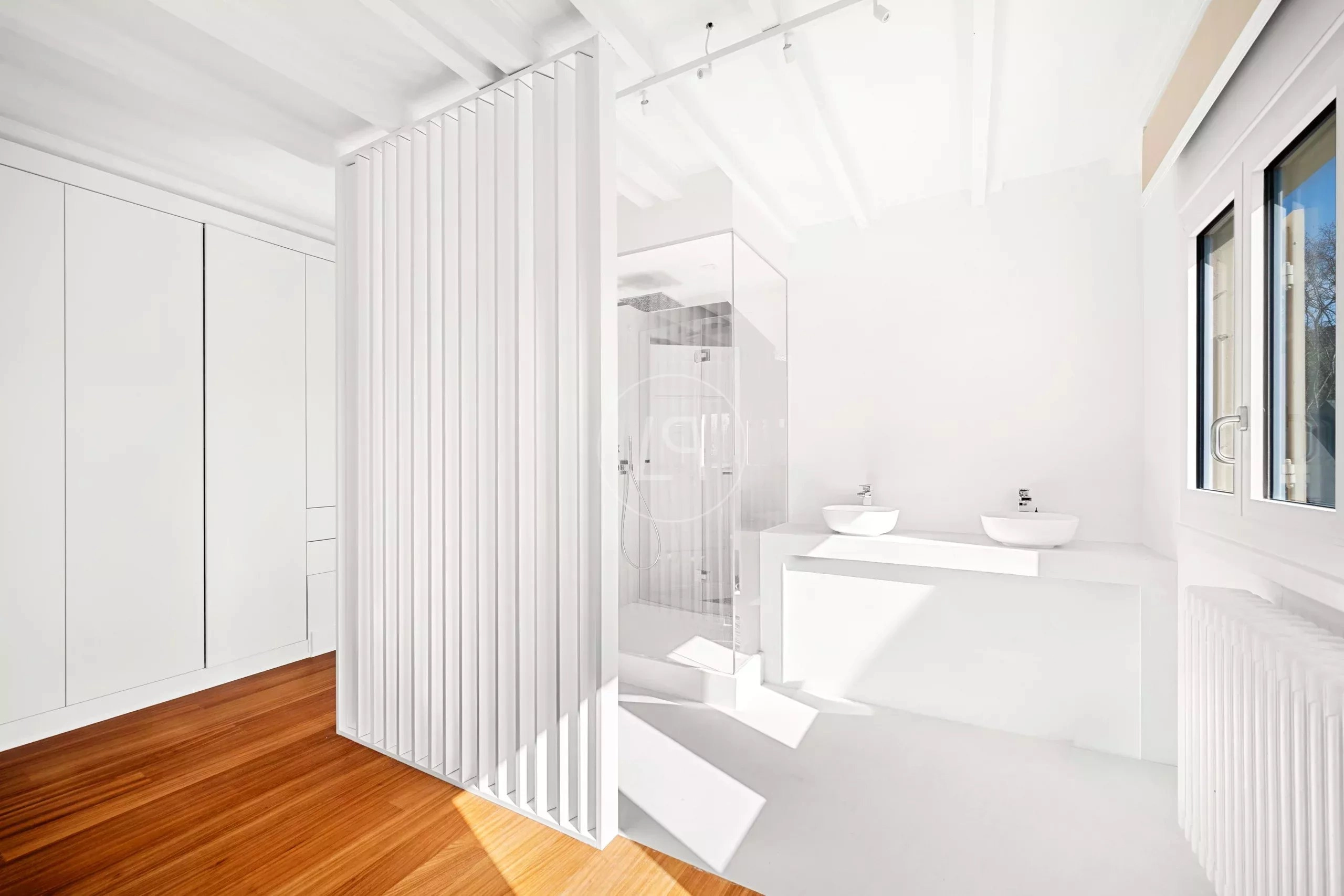 Helles, minimalistisches Badezimmer mit Dusche und Doppelwaschplatz