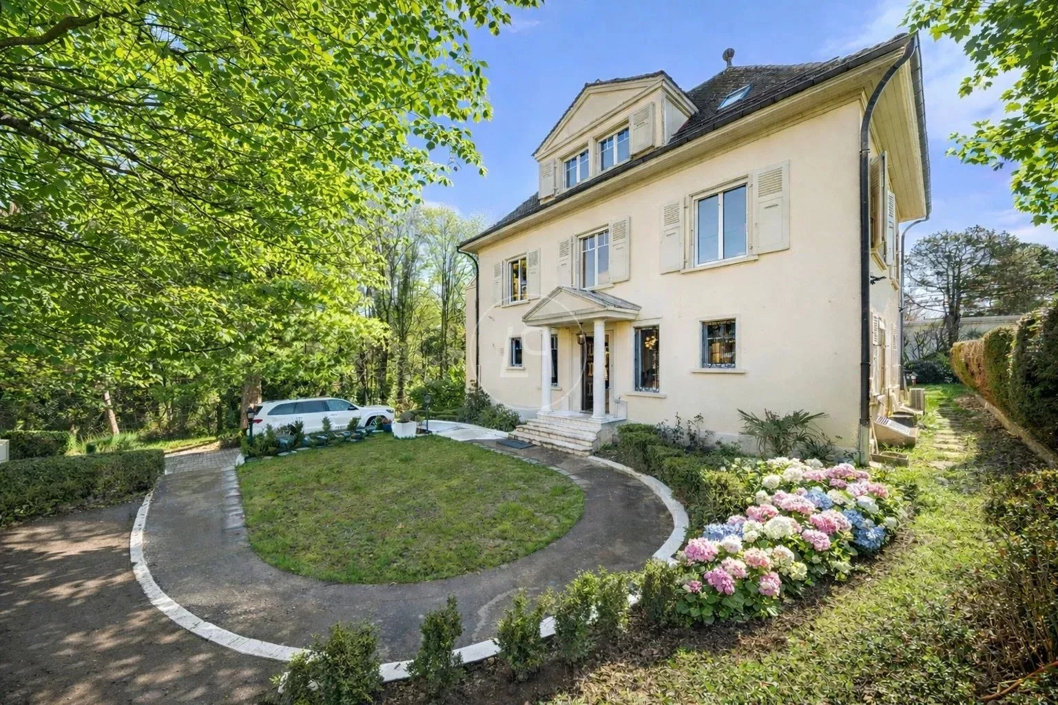 Elegantes Einfamilienhaus mit Gartenzufahrt