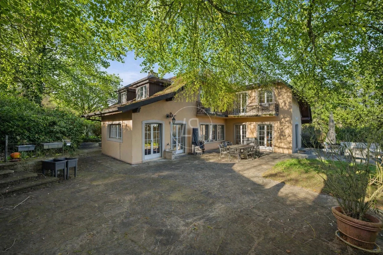 Einfamilienhaus mit großer Terrasse im Grünen
