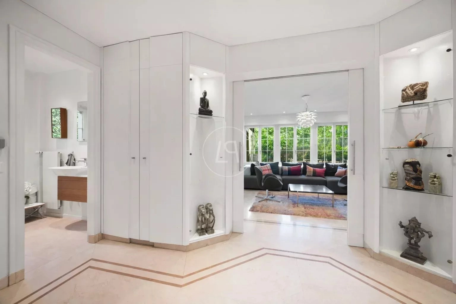 Eleganter Eingangsbereich mit Blick ins Wohnzimmer