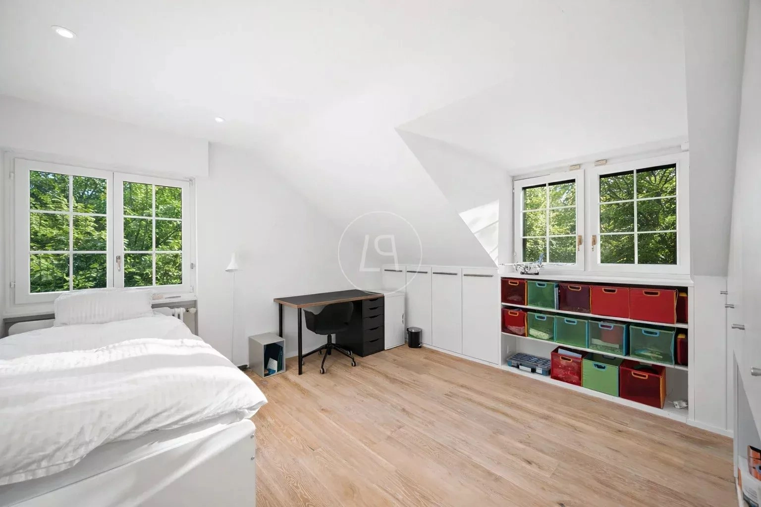 Helles Schlafzimmer mit Arbeitsbereich