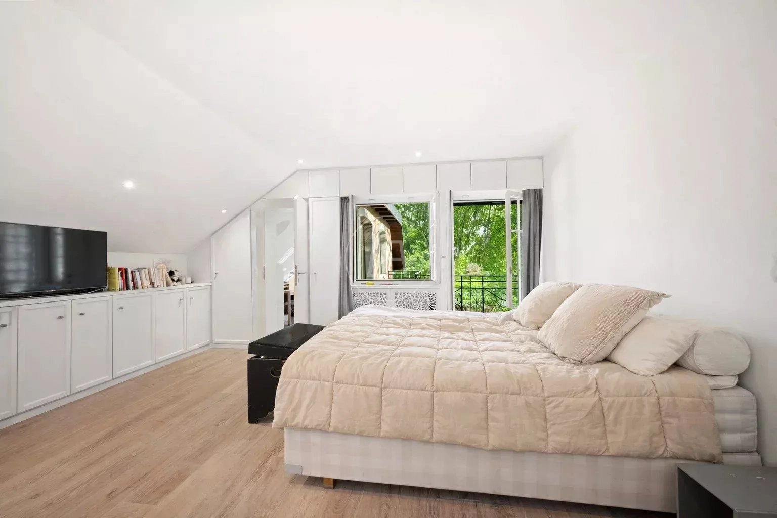 Helles Schlafzimmer mit Dachschräge