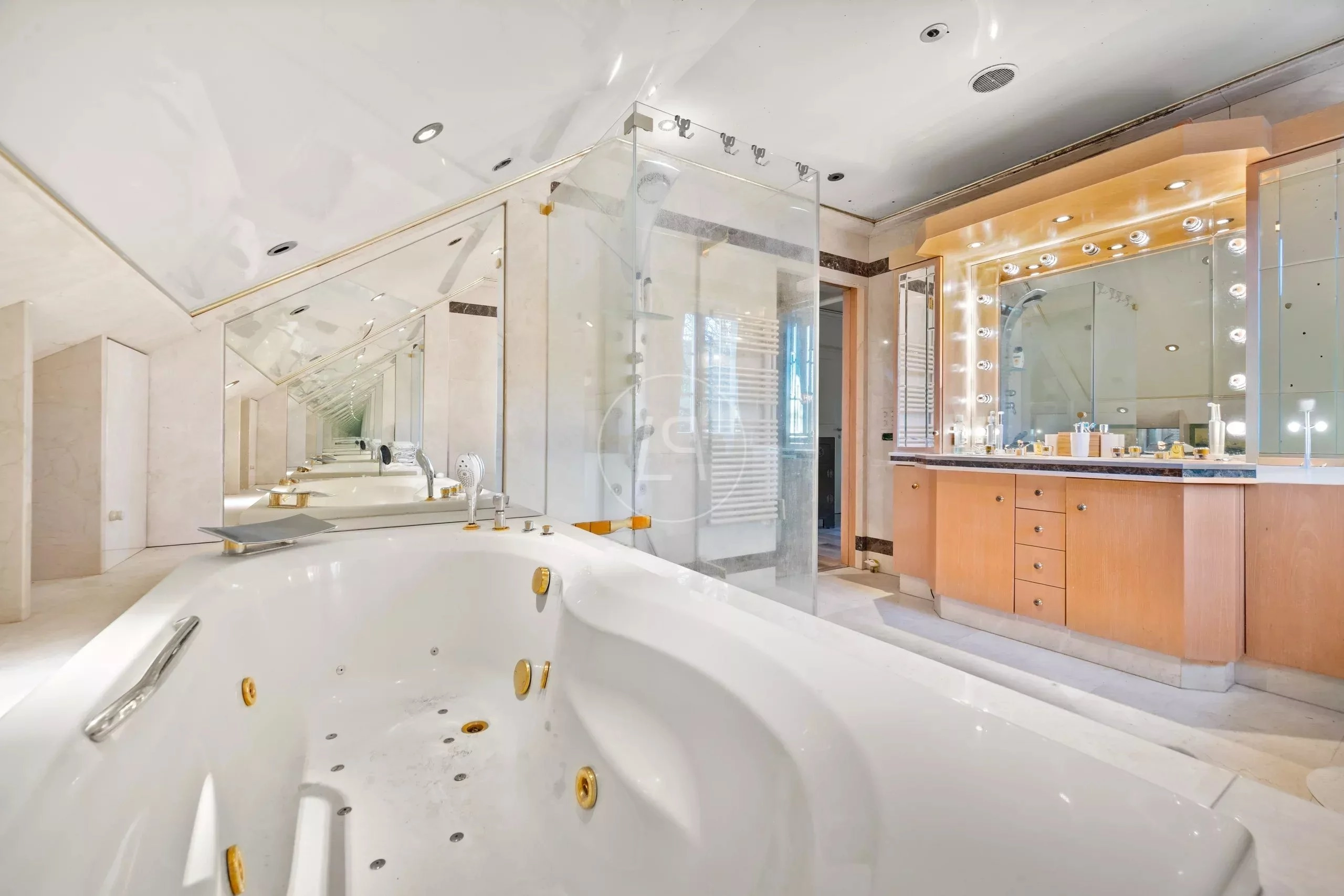 Luxuriöses Badezimmer mit Whirlpoolwanne und Doppelwaschtisch