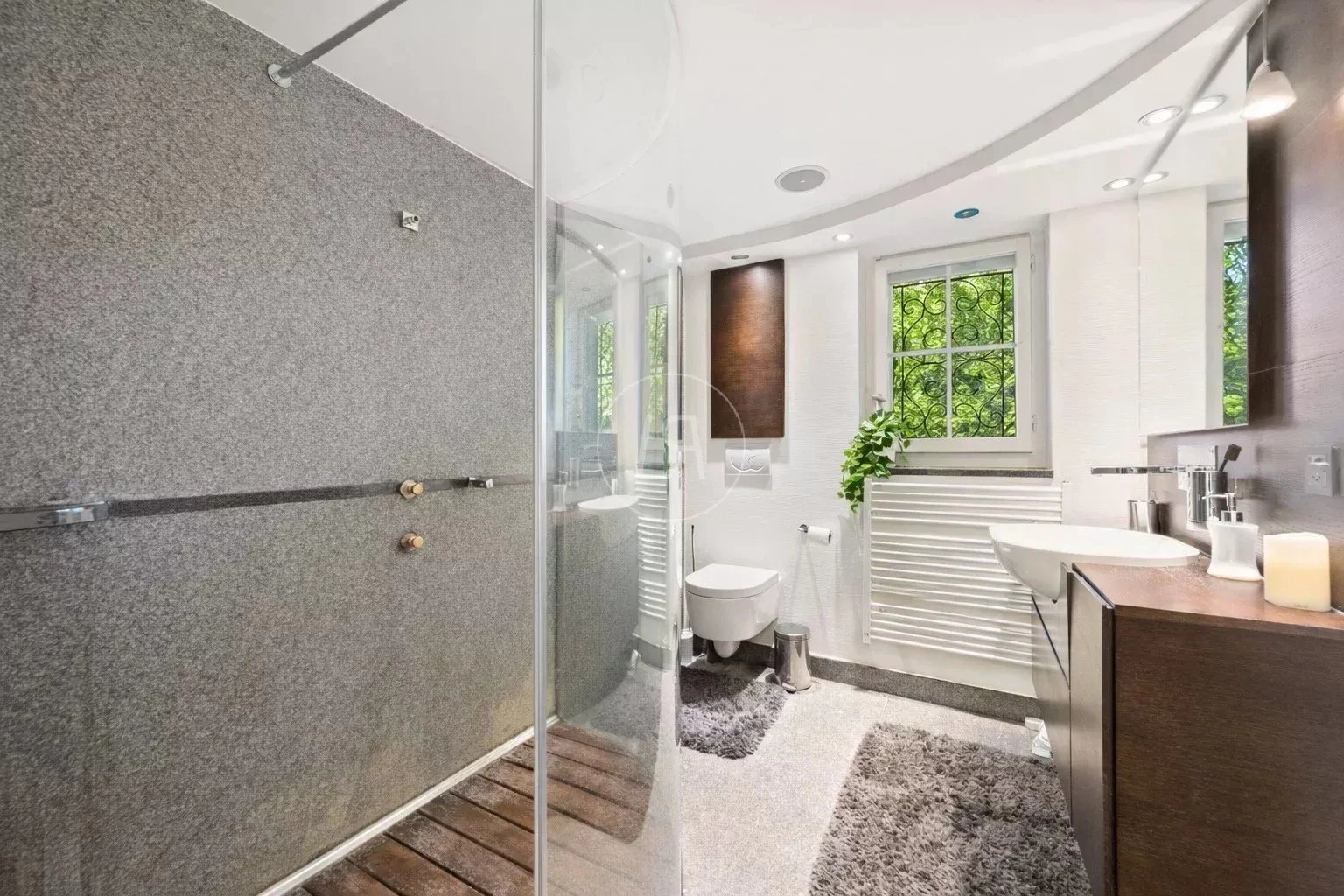 Modernes Badezimmer mit Dusche und Fenster