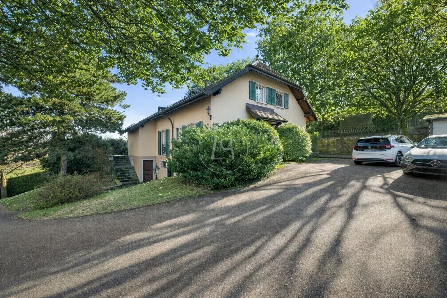 Haus mit Zufahrt im Grünen