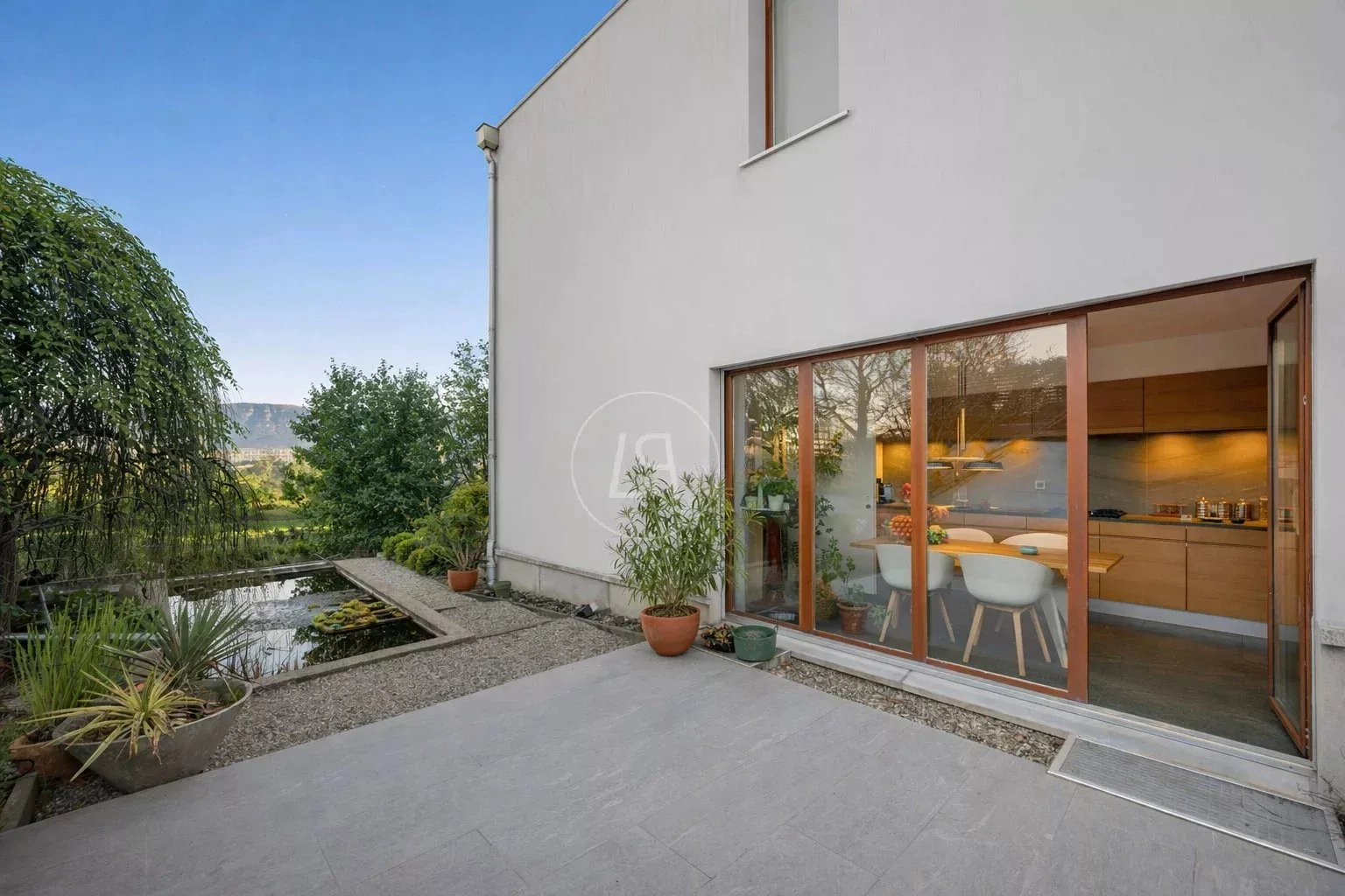 Terrasse mit Blick in den Garten