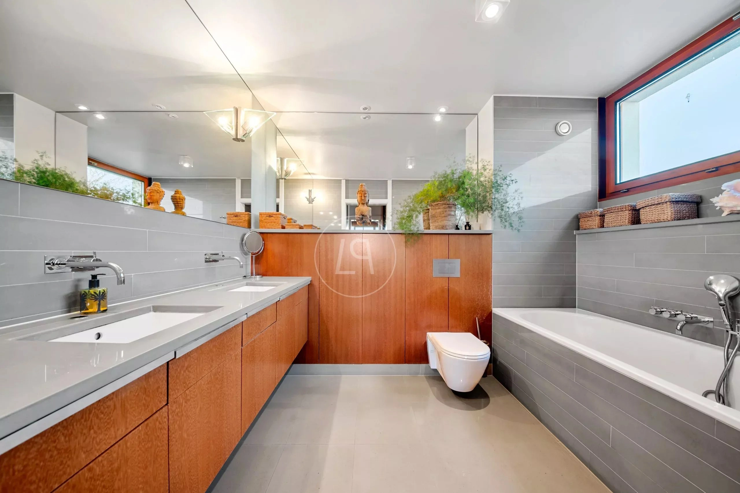 Modernes Badezimmer mit Badewanne und Doppelwaschbecken