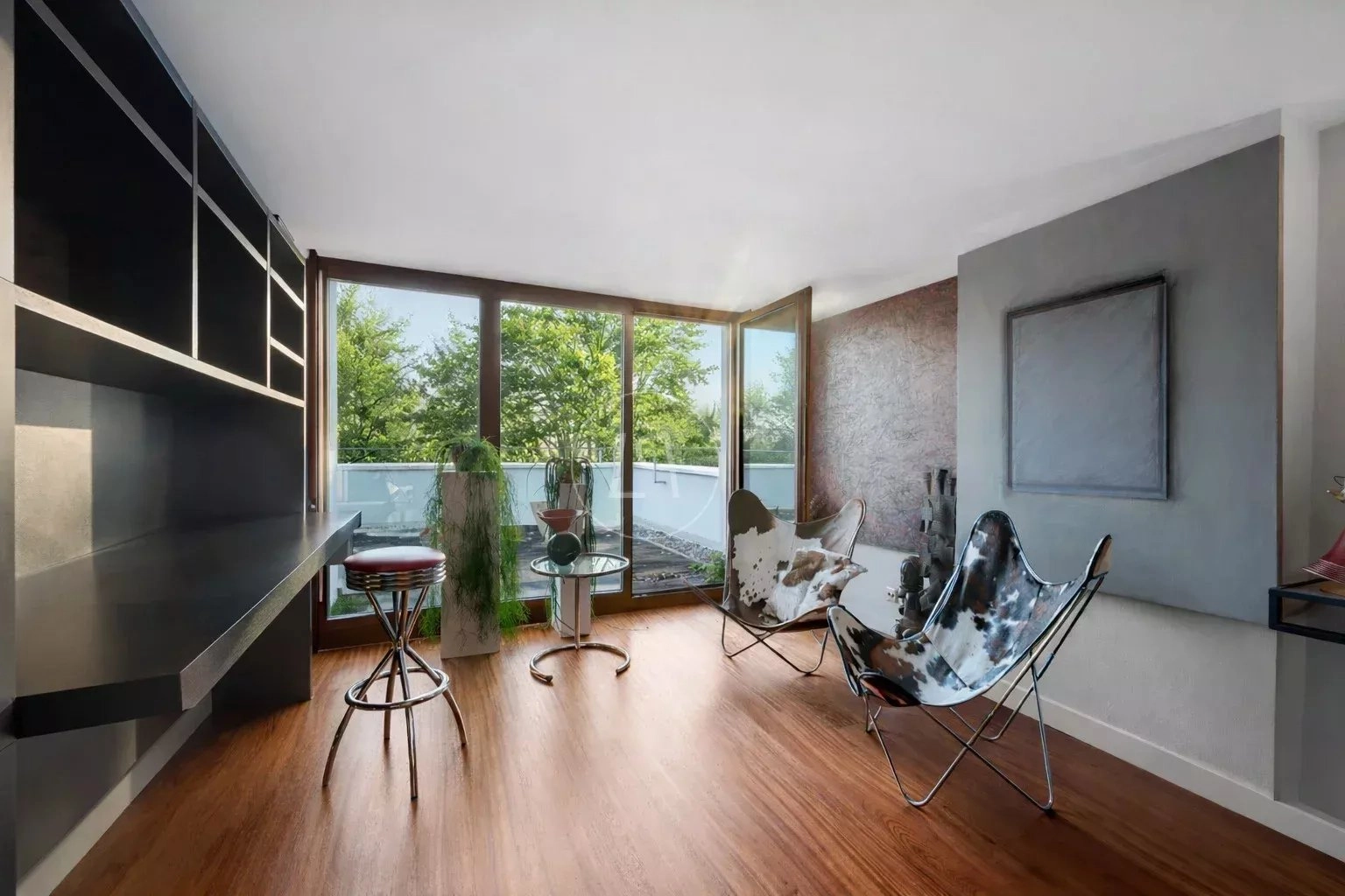Modernes Wohnstudio mit großer Fensterfront