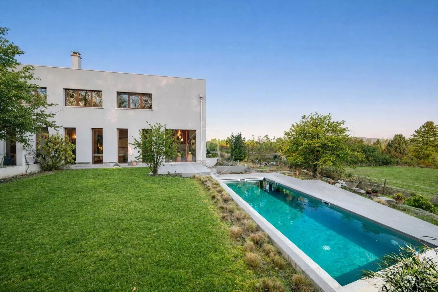 Moderner Garten mit Pool am Haus