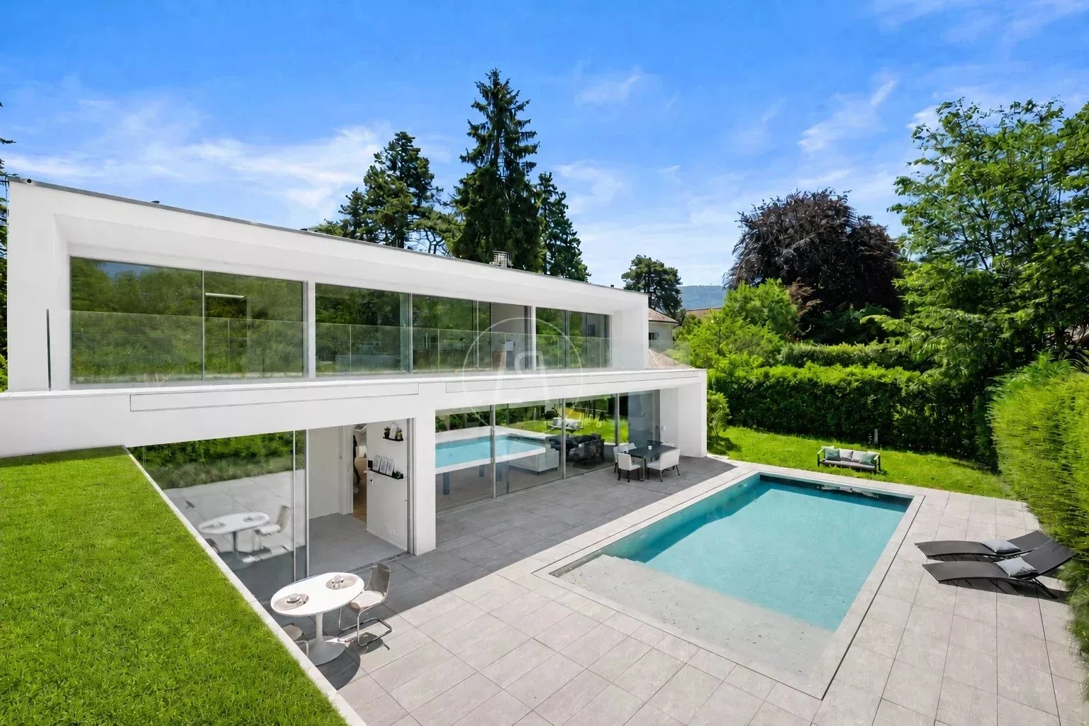 Modernes Haus mit Pool und Garten