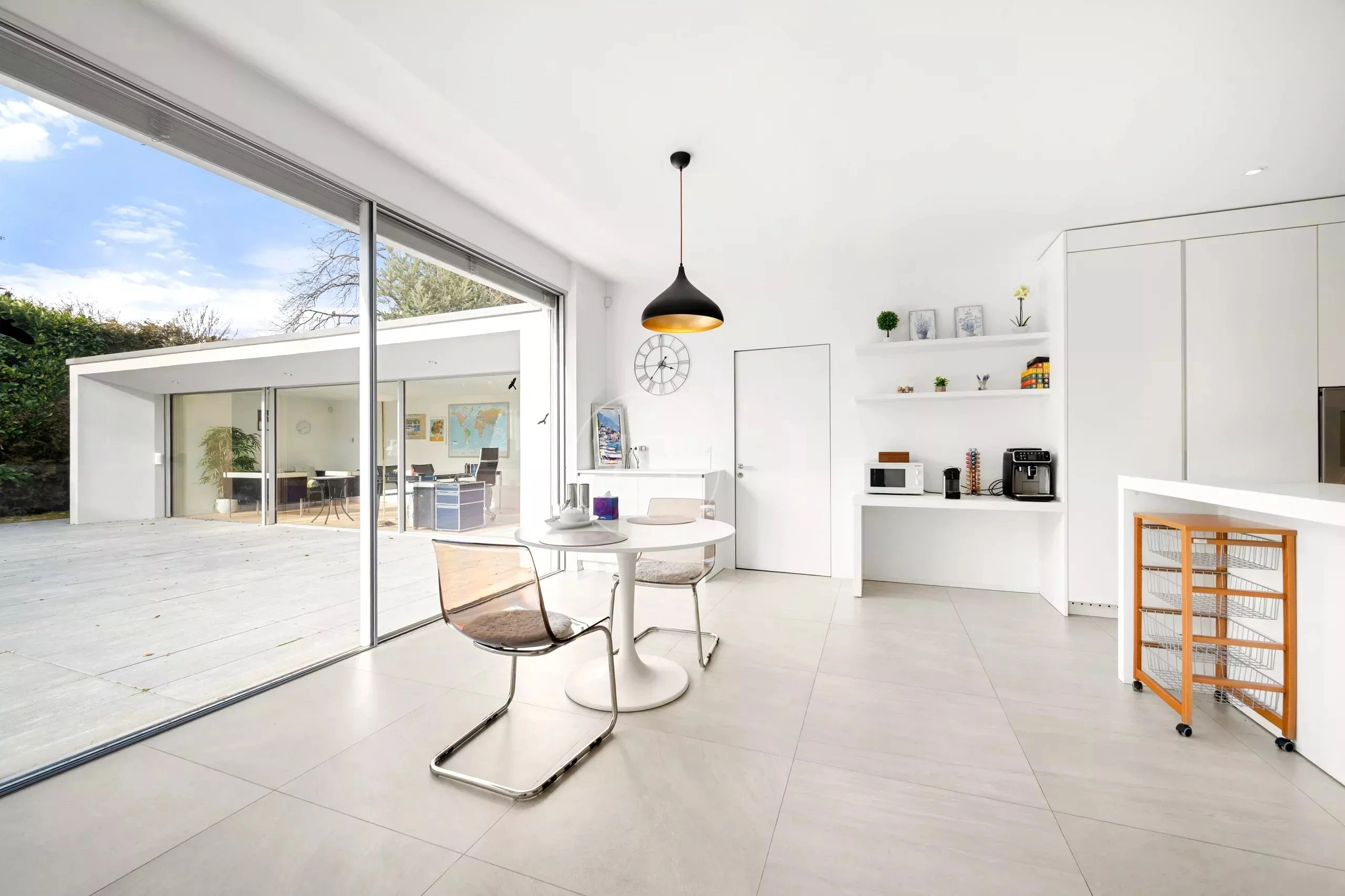Heller, moderner Wohn-Essbereich mit großer Glasfront