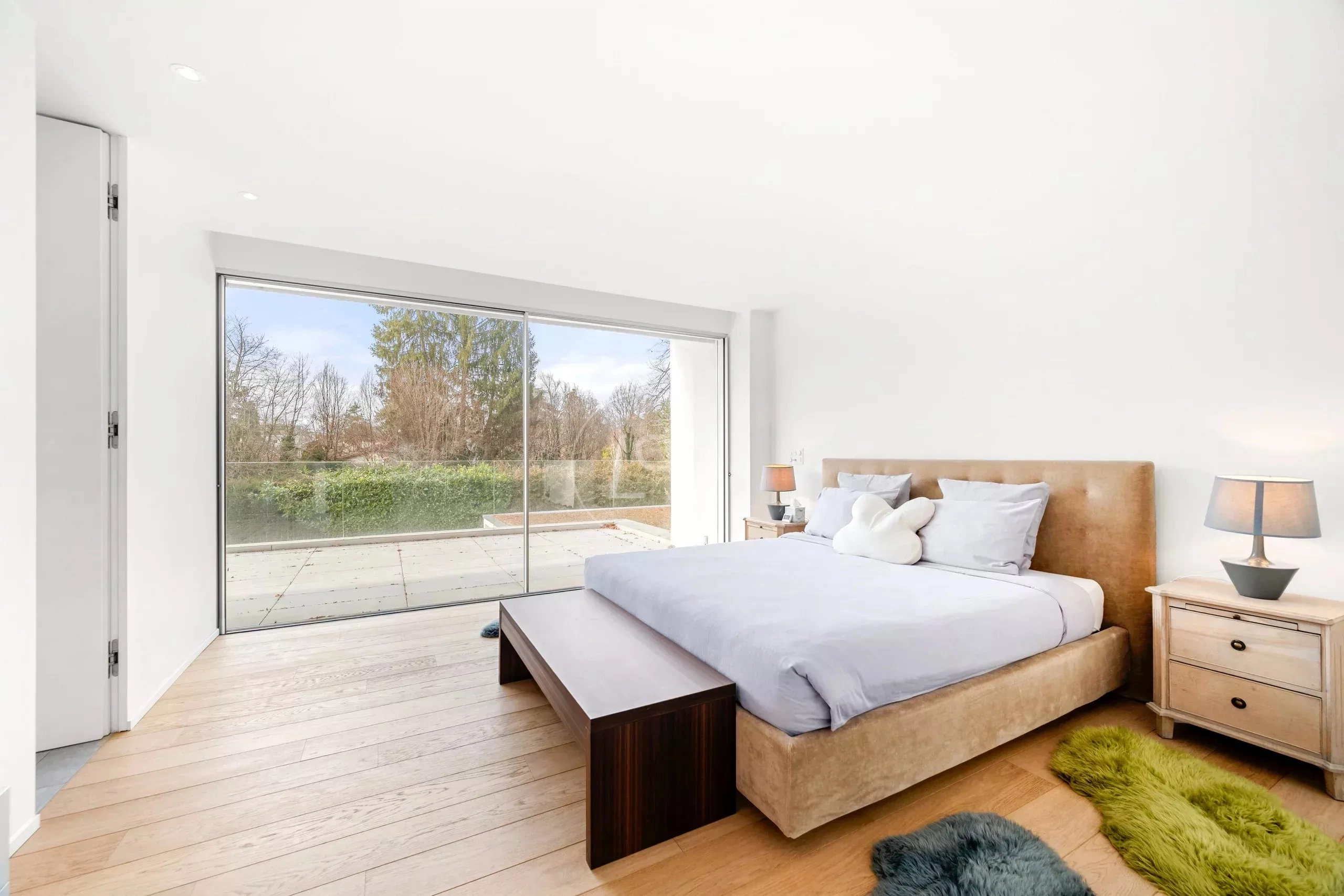 Helles Schlafzimmer mit großer Schiebetür zum Außenbereich