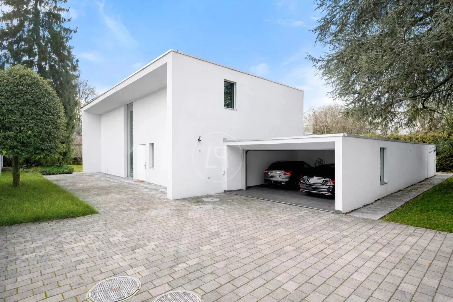 Modernes Einfamilienhaus mit Doppelgarage