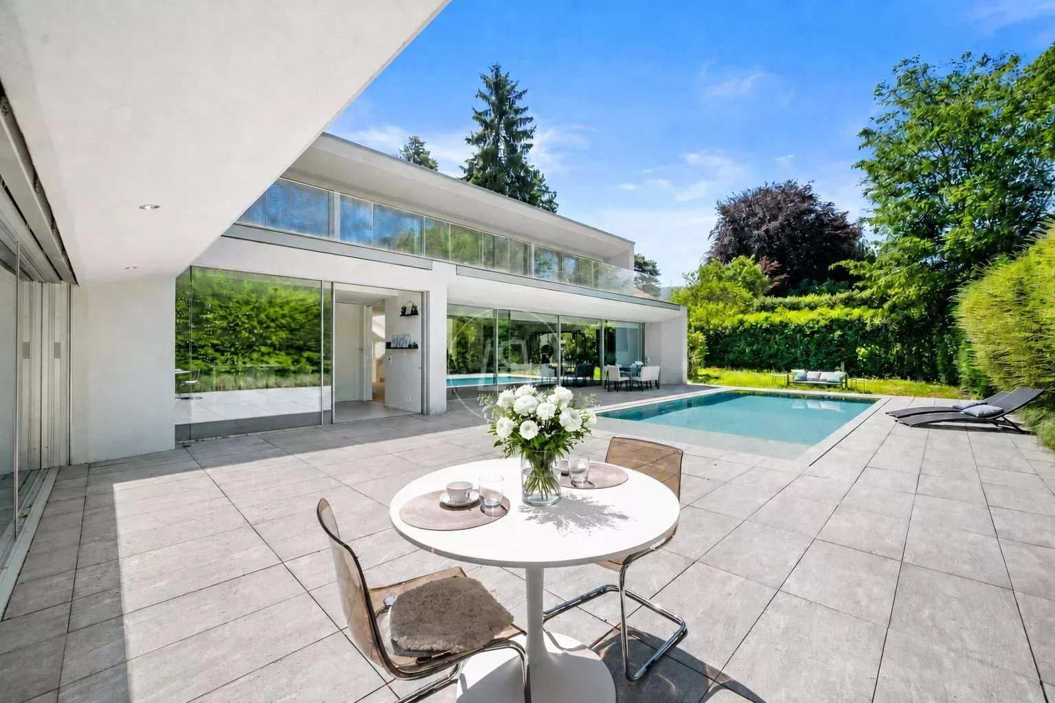 Moderner Außenbereich mit Pool und Terrasse