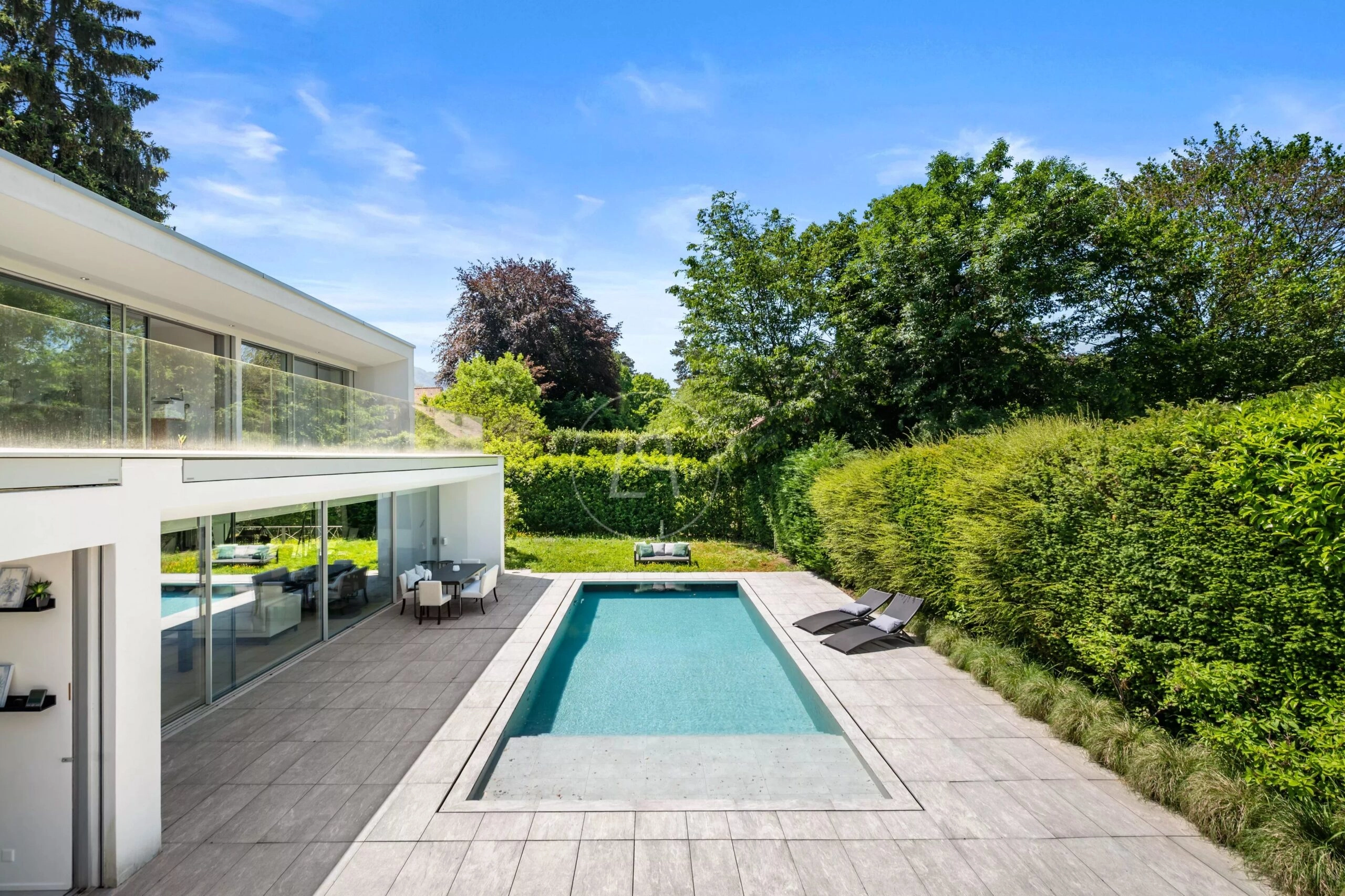 Moderner Poolgarten mit Terrasse
