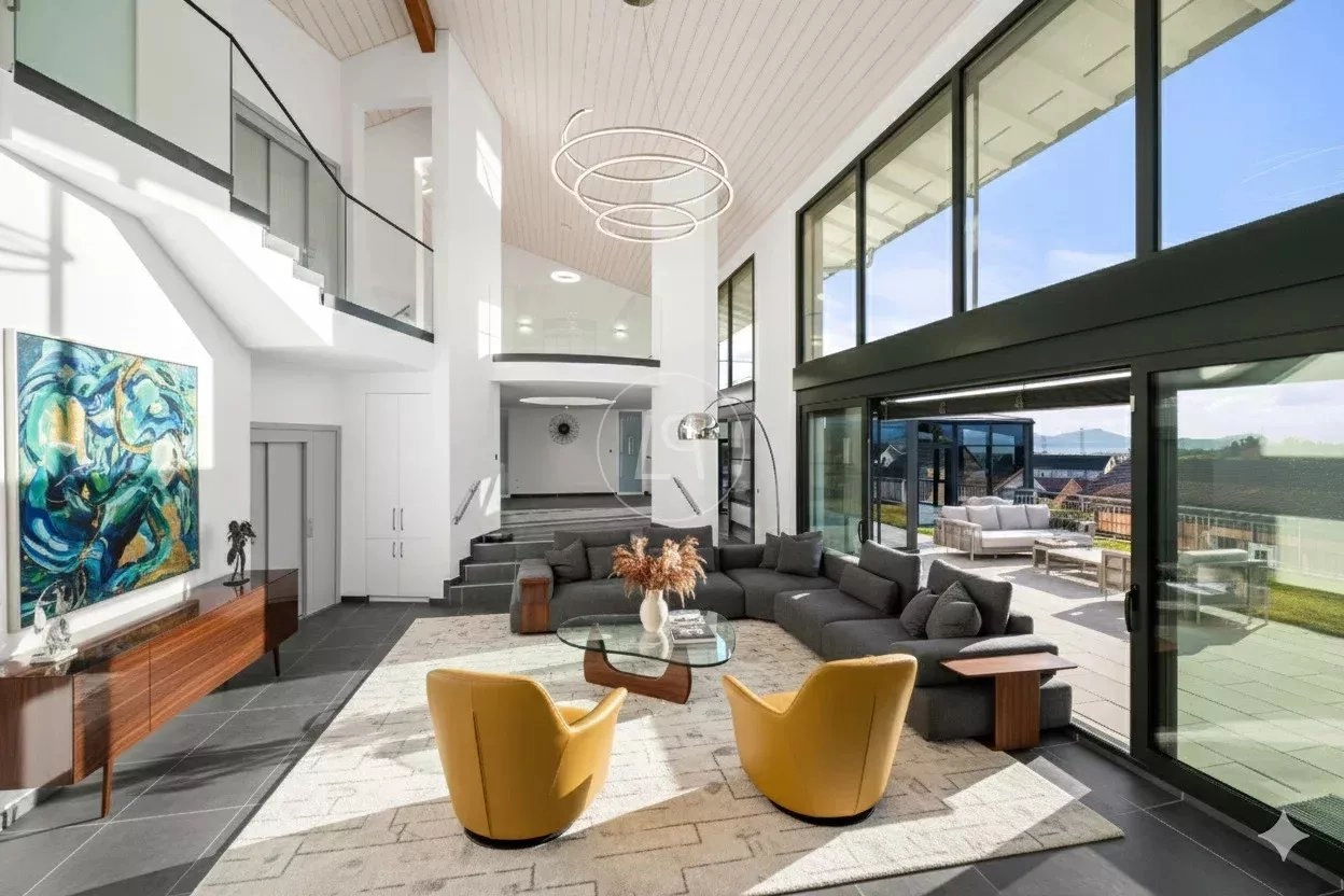 Helles, modernes Wohnzimmer mit Doppelhöhe und großer Glasfront