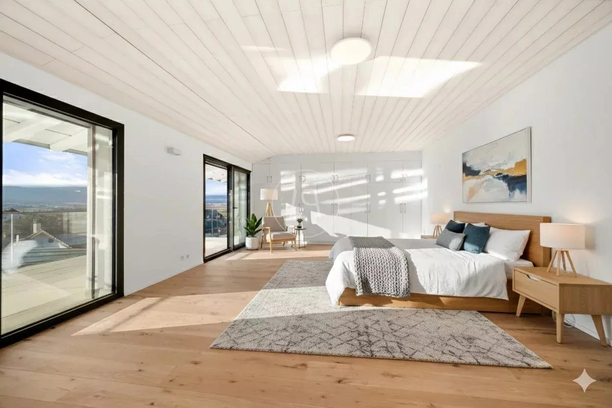 Helles Schlafzimmer mit Meerblick