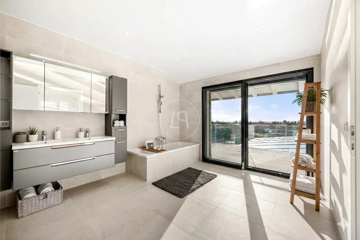 Helles Badezimmer mit Badewanne und Terrasse