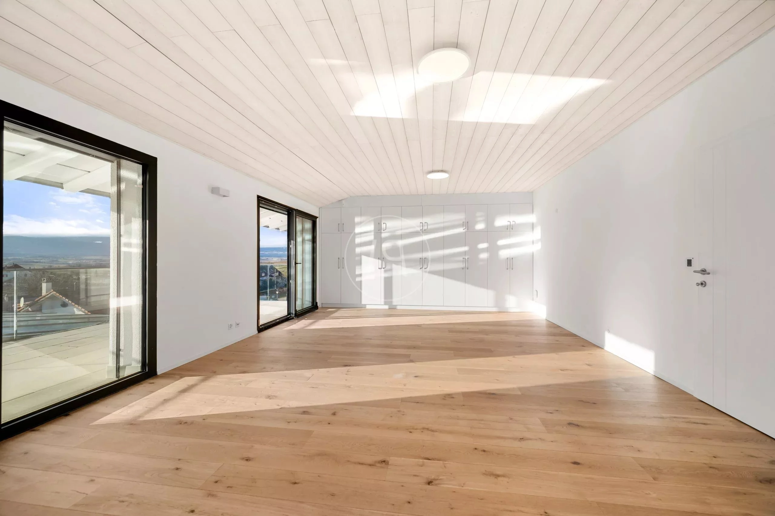 Heller leerer Raum mit Dachfensterlicht