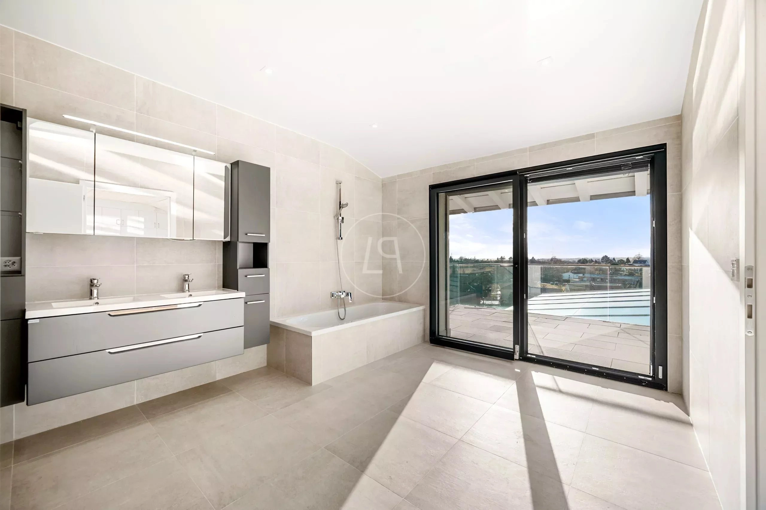 Modernes Badezimmer mit Balkonblick