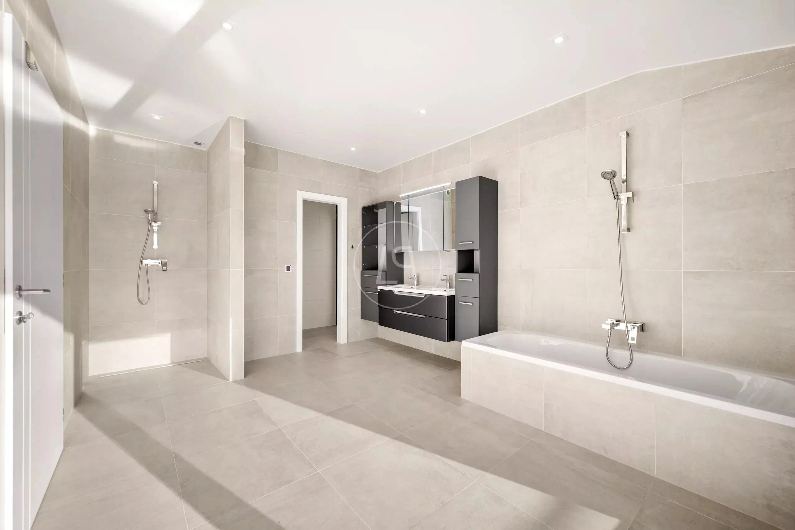 Modernes Badezimmer mit großer Badewanne