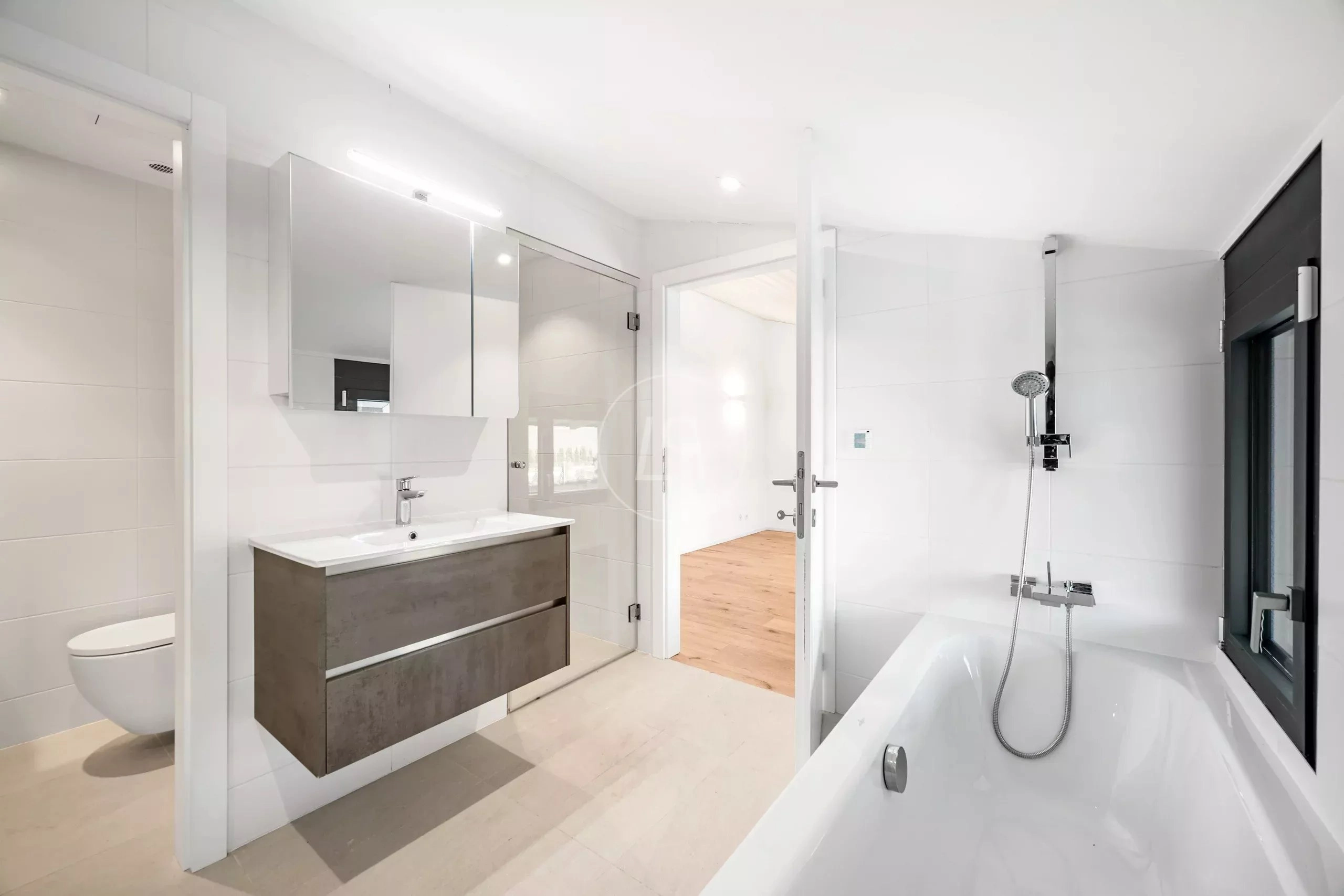Modernes Badezimmer mit Wanne und Doppelwaschbecken
