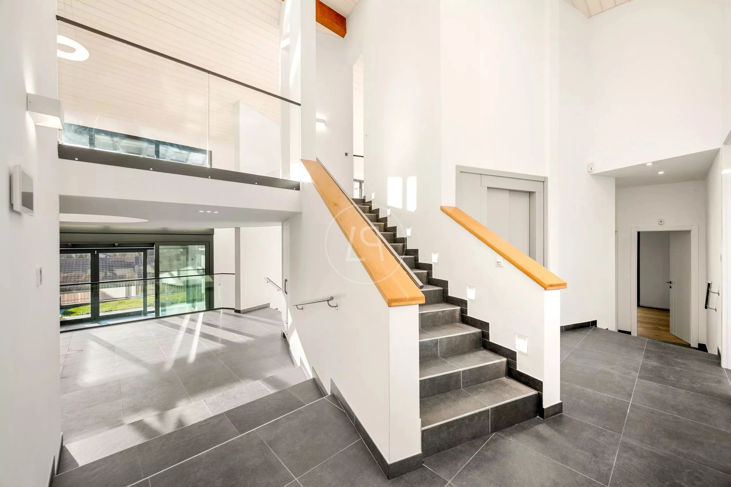 Helles, modernes Treppenhaus mit Galerie