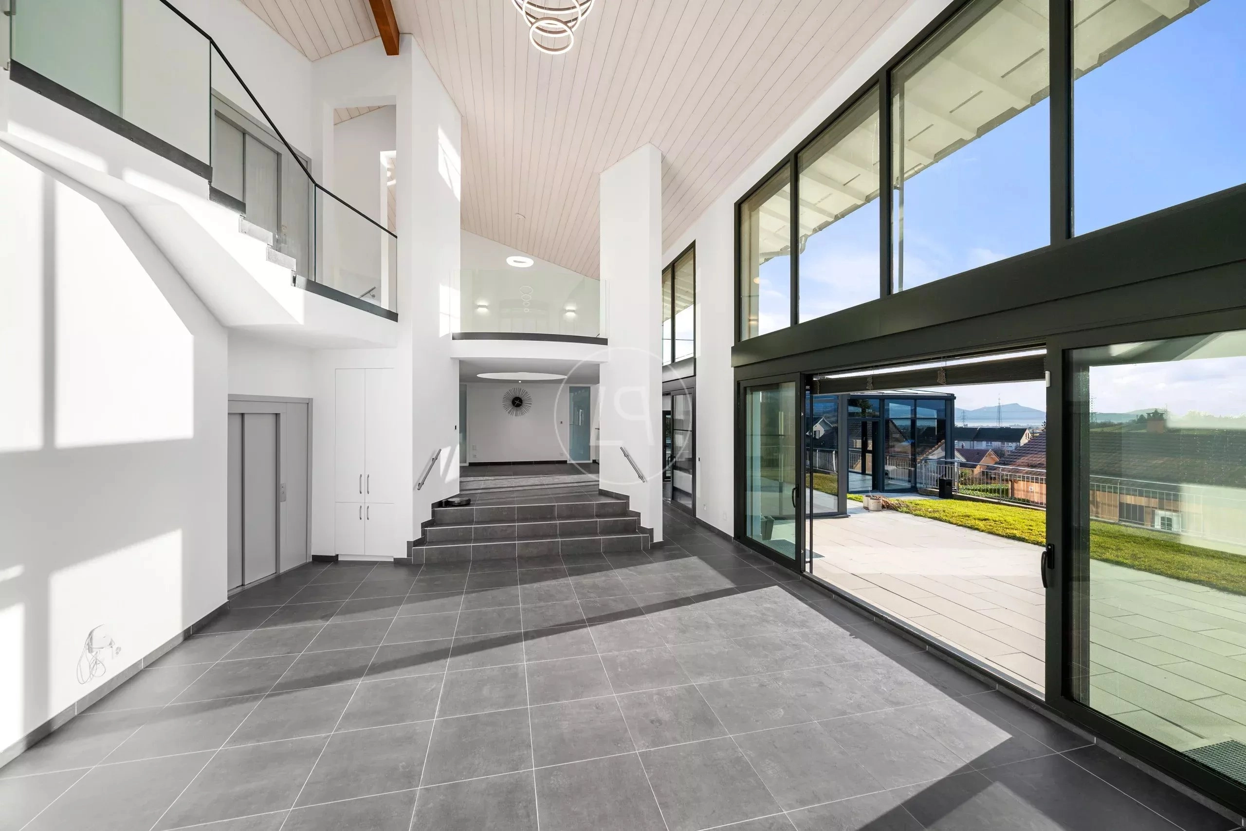 Helle, moderne Eingangshalle mit Galerie