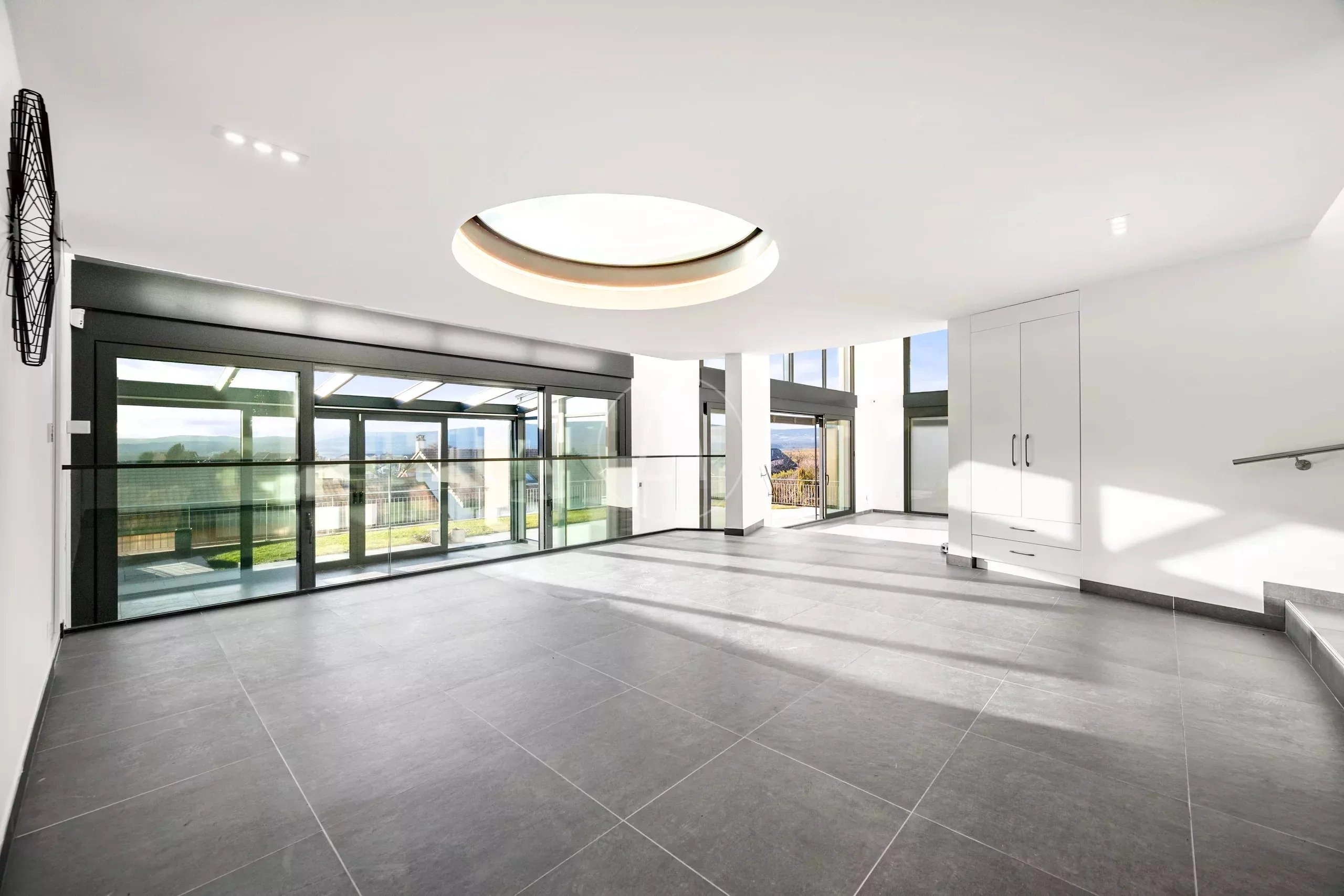 Modernes, lichtdurchflutetes Loft mit Dachterrasse und Panoramafenstern