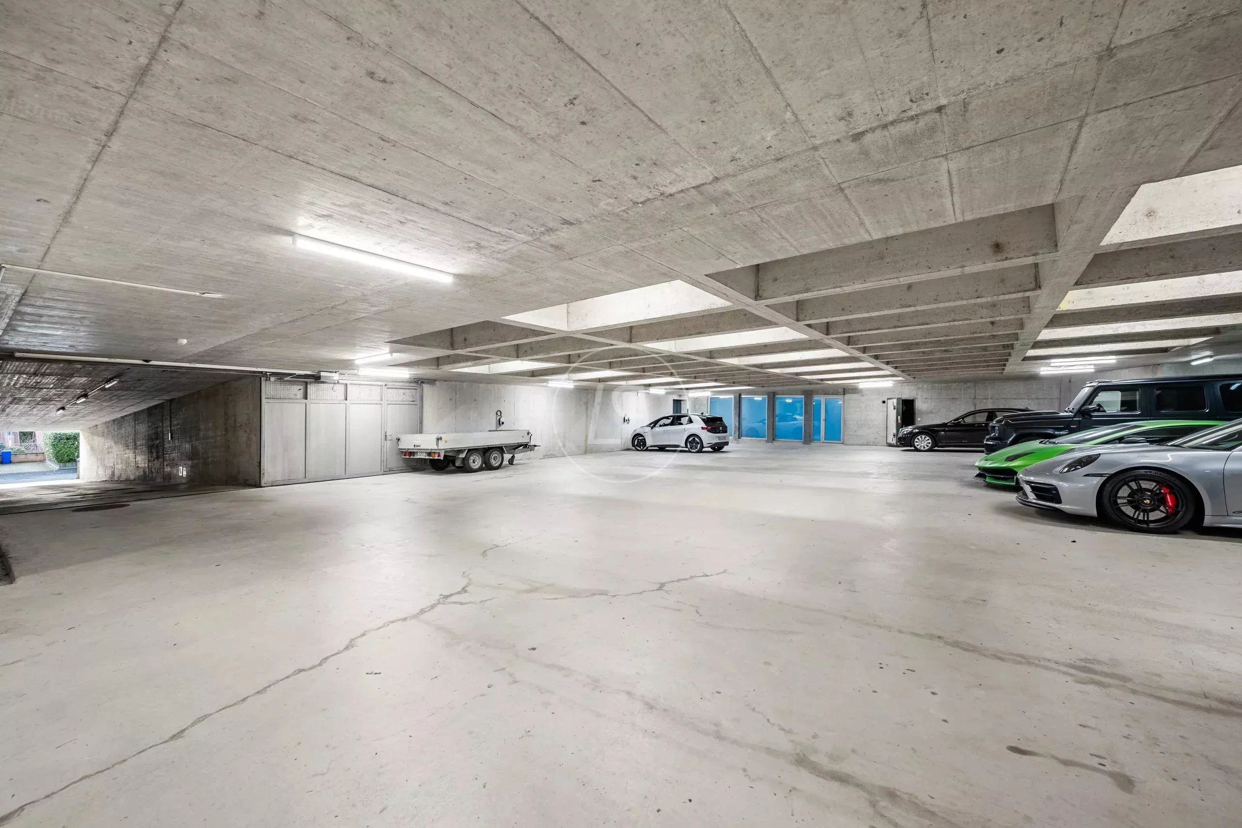 Tiefgarage mit mehreren Fahrzeugen