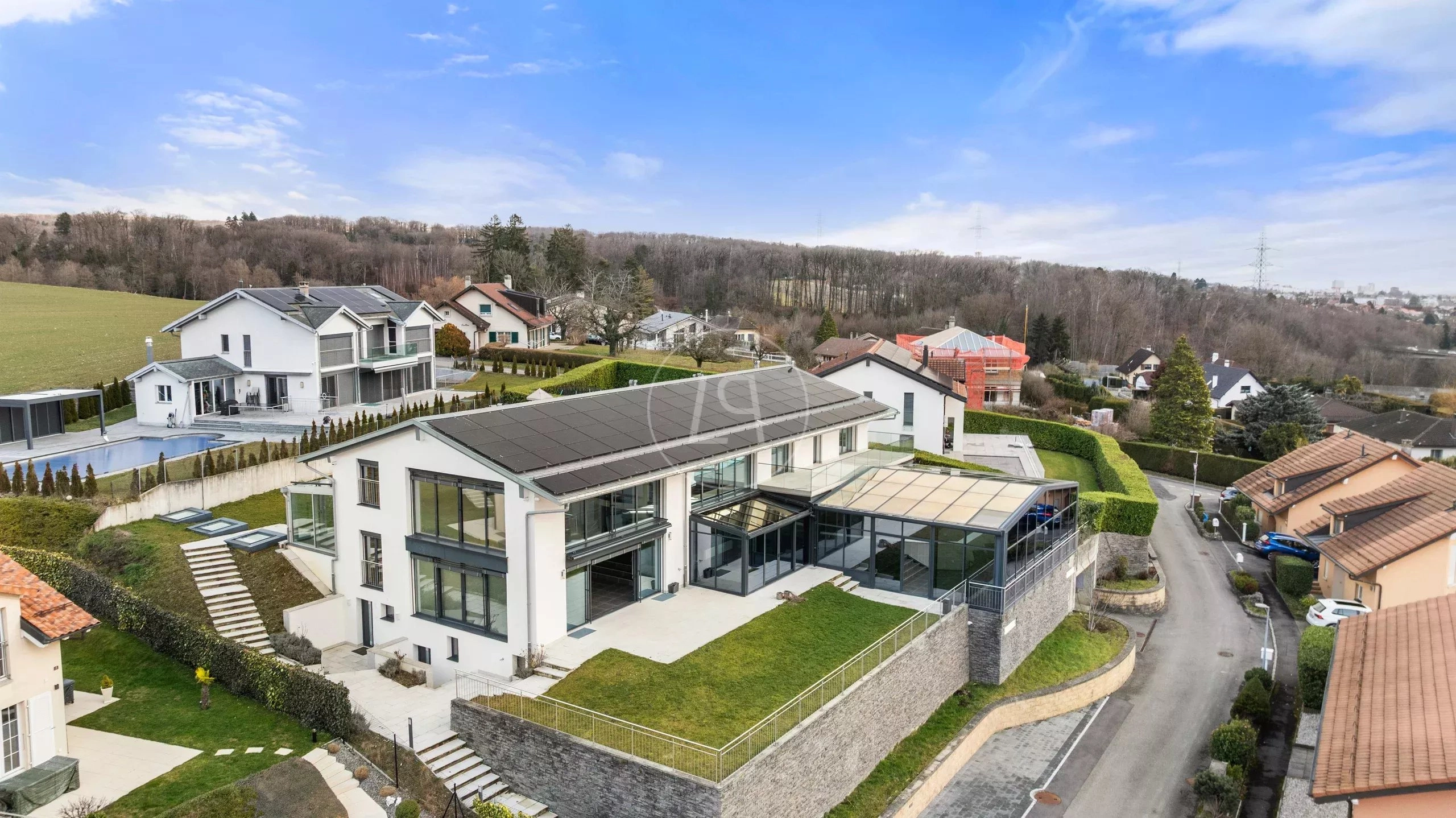 Moderne Villa mit Hanglage und Garten