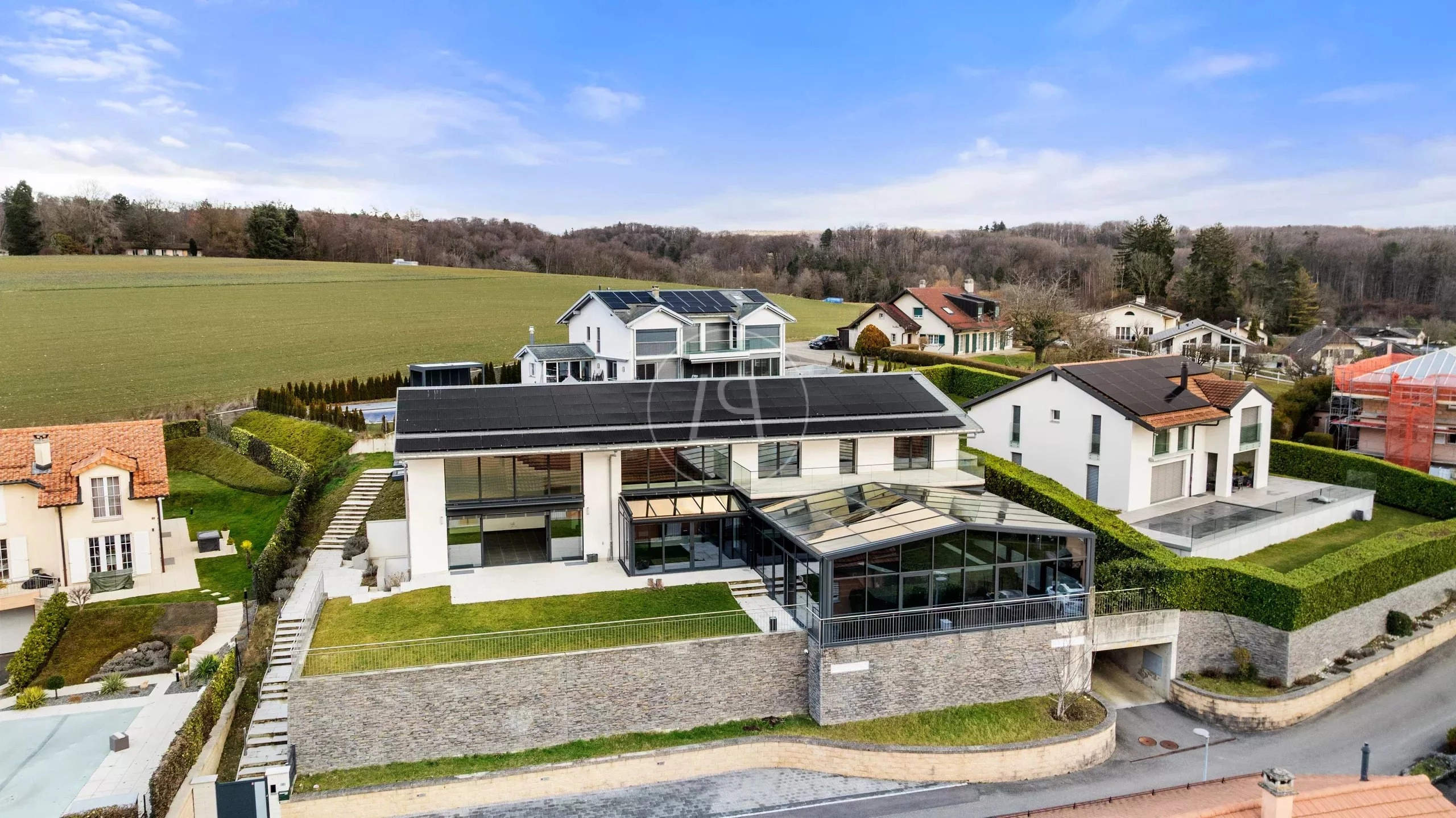 Luftaufnahme eines modernen Wohnhauses mit Solaranlage