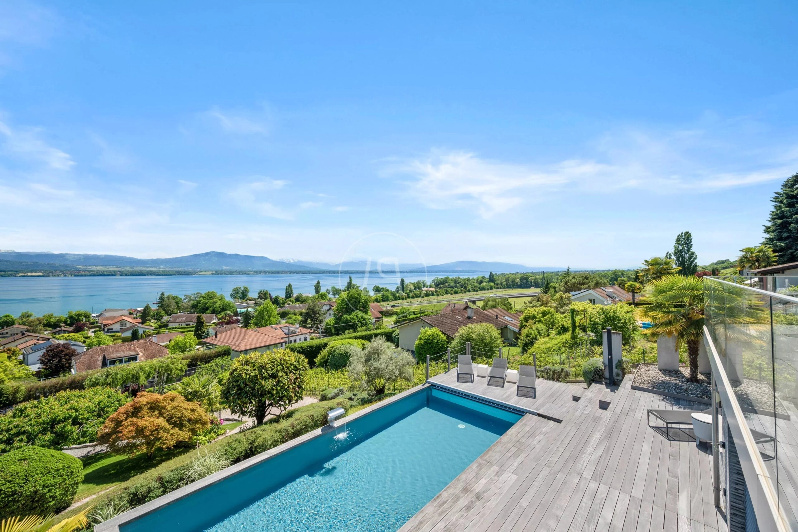 Luxuriöse Poolterrasse mit Seeblick