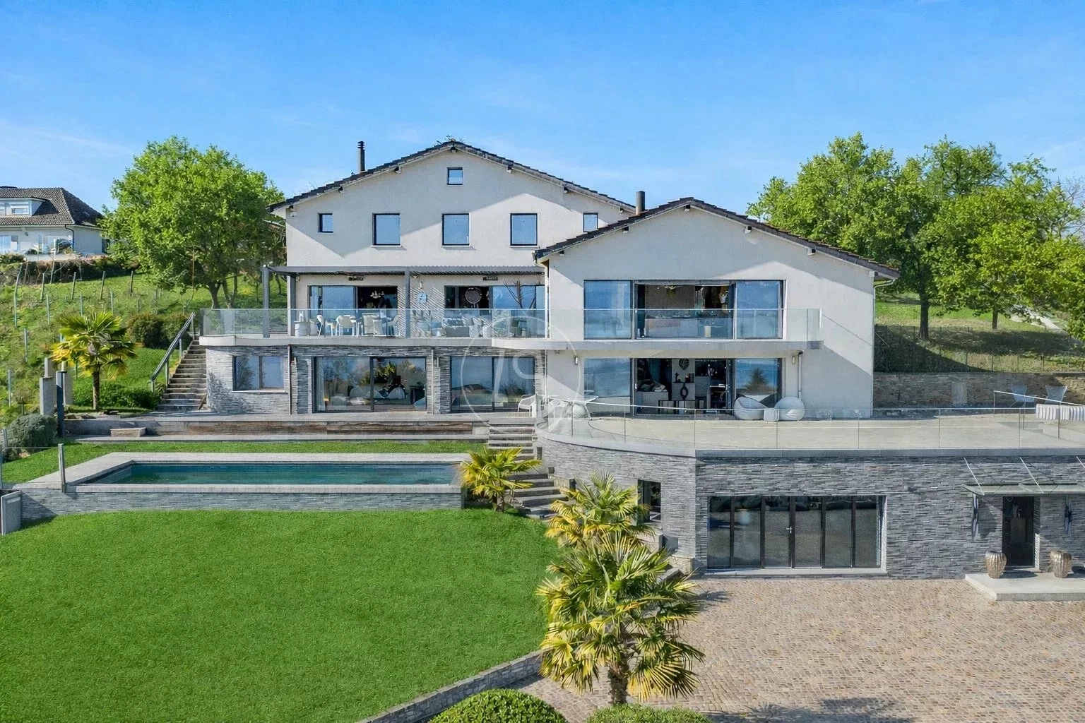 Großes Wohnhaus mit Pool und Terrassen