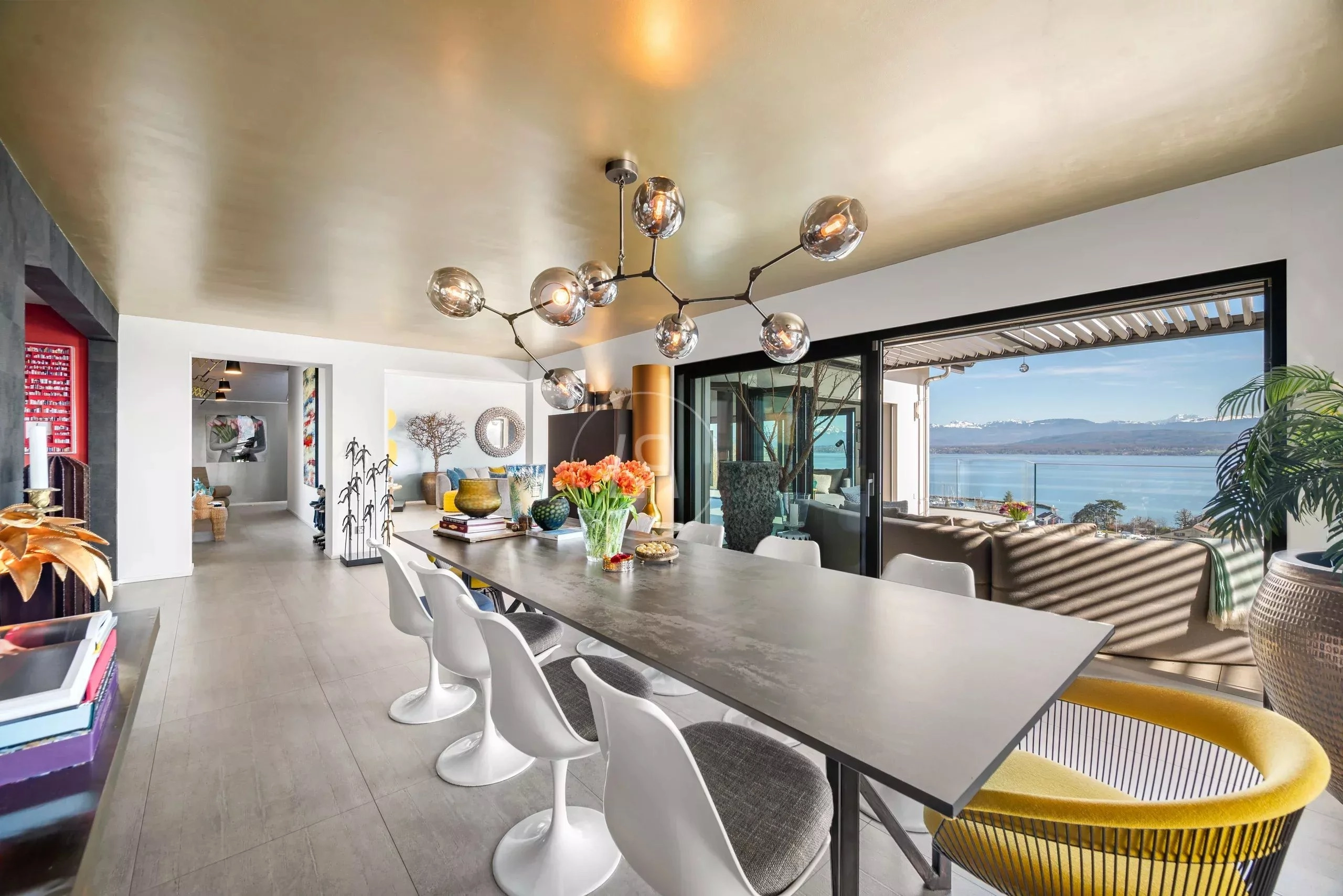 Modernes Wohn-/Esszimmer mit Seeblick