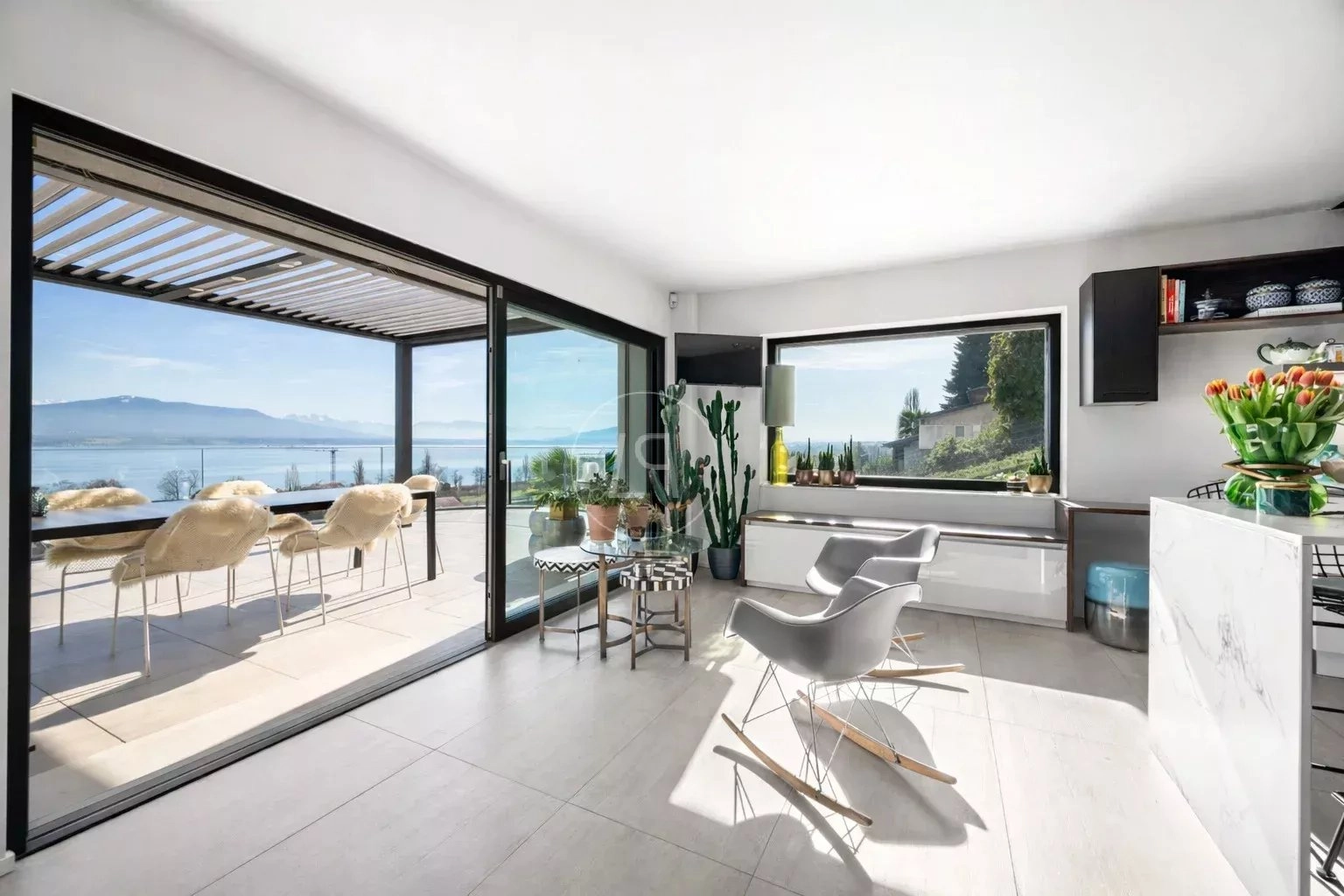 Offener Wohnbereich mit Seeblick und Terrasse