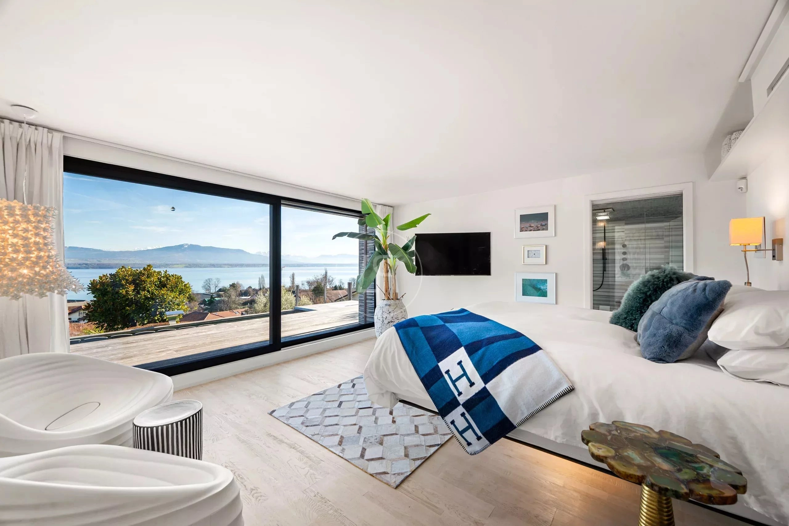 Helles Schlafzimmer mit Seeblick
