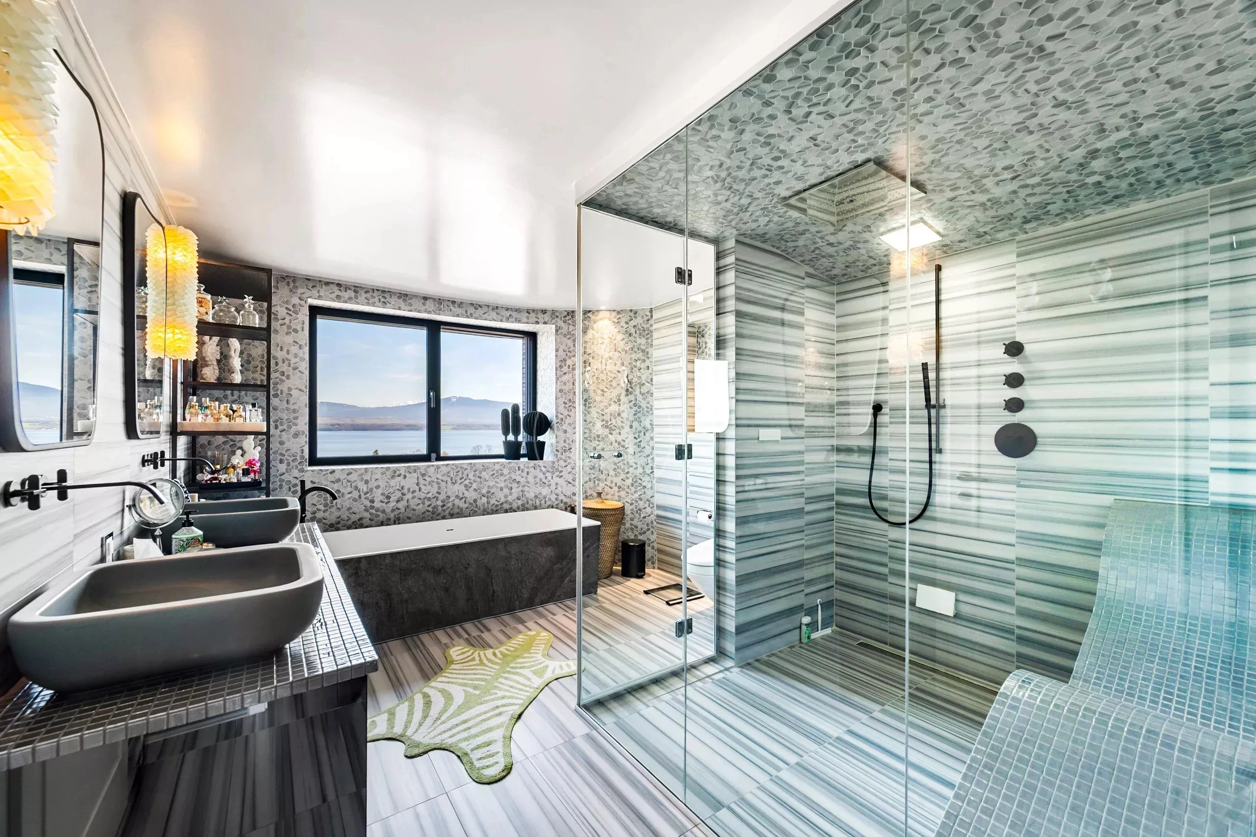 Modernes Badezimmer mit Meerblick