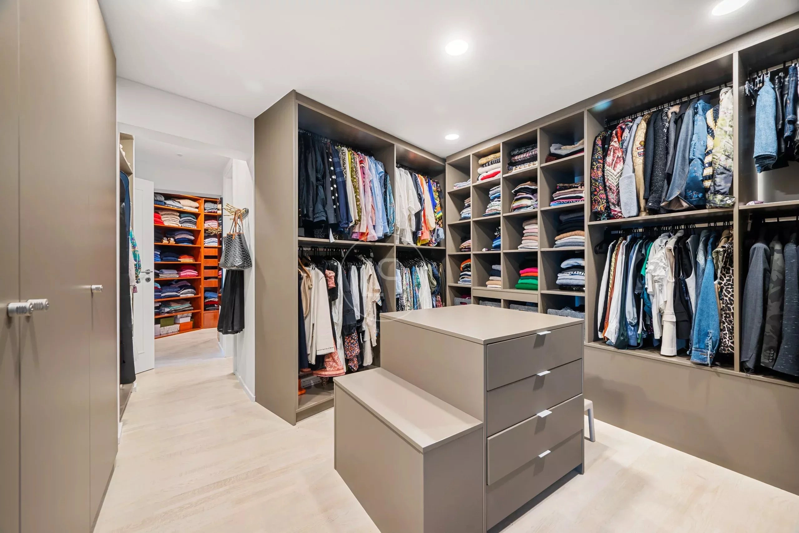 Begehbarer Kleiderschrank mit offener Regalanlage