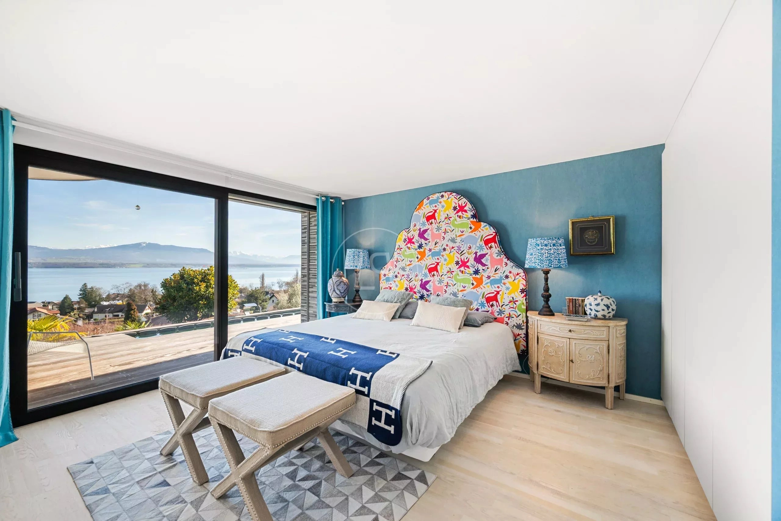 Schlafzimmer mit Seeblick