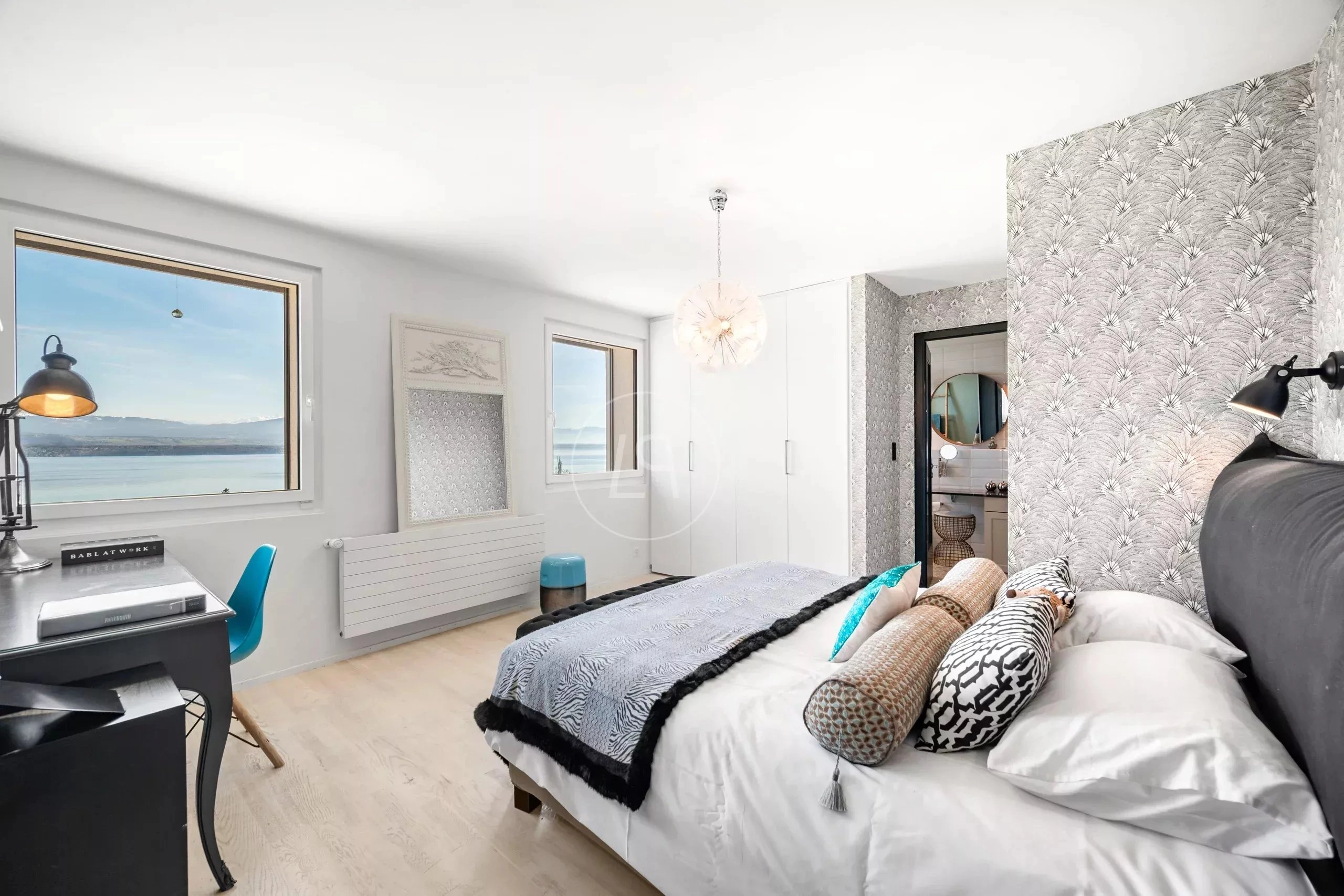 Schlafzimmer mit Seeblick