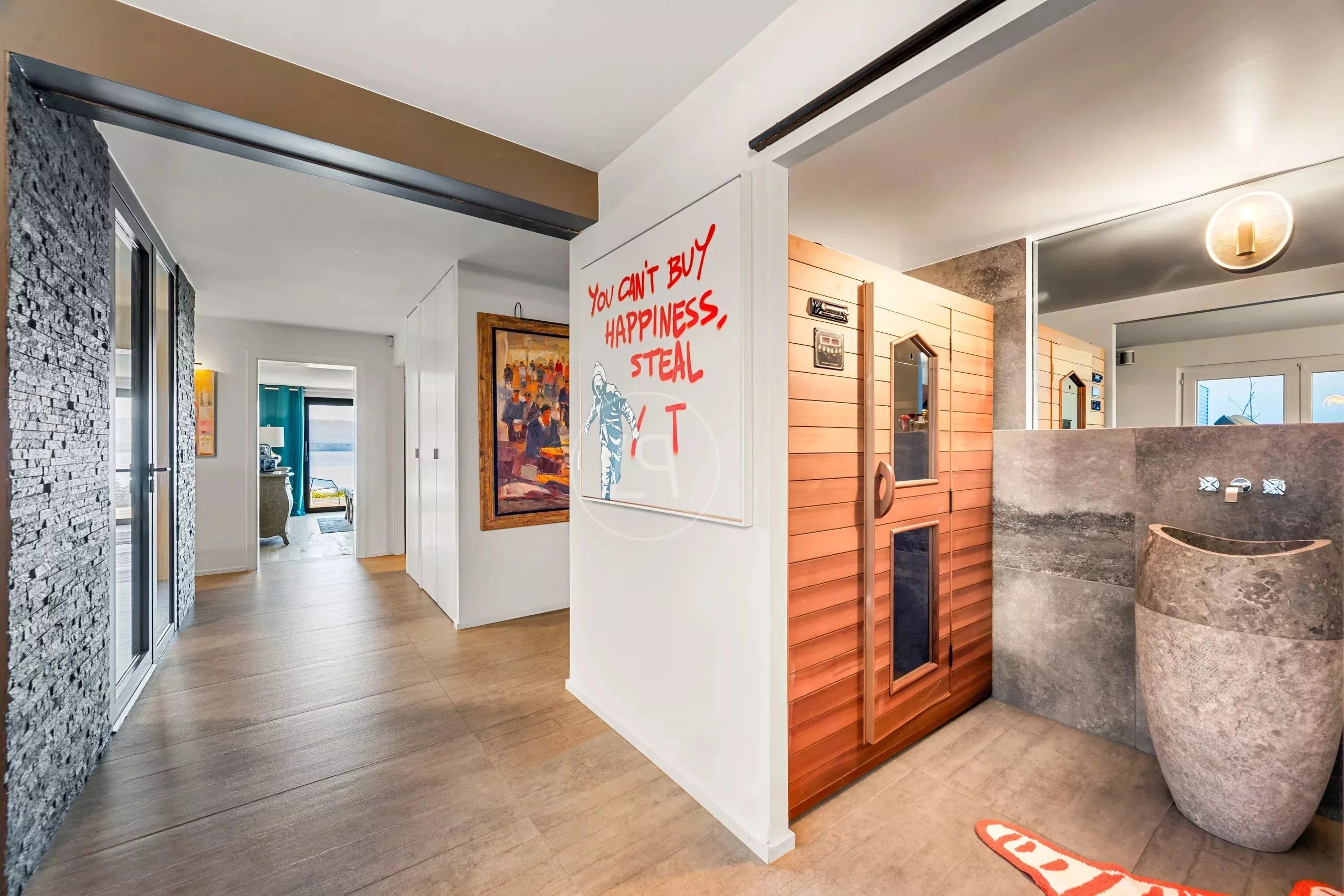 Moderne Wellness-Flurzone mit Sauna und Duschbereich
