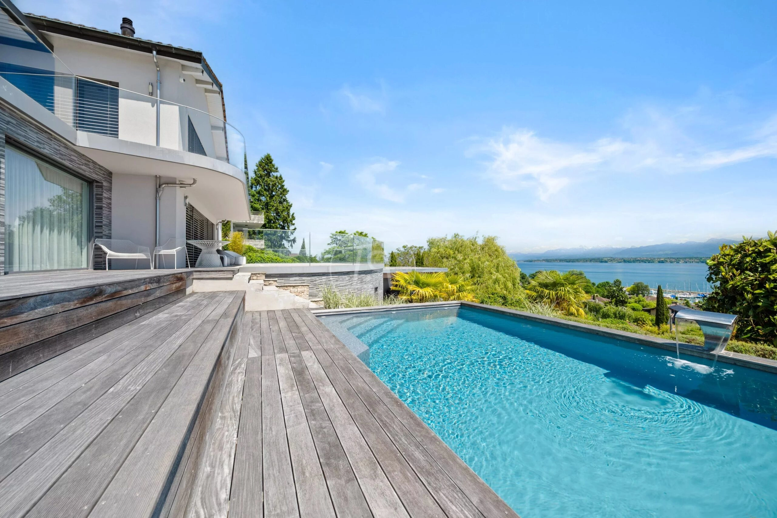 Moderne Villa mit Pool und Seeblick