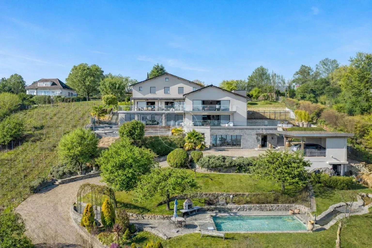 Große Villa mit Pool und terrassiertem Garten