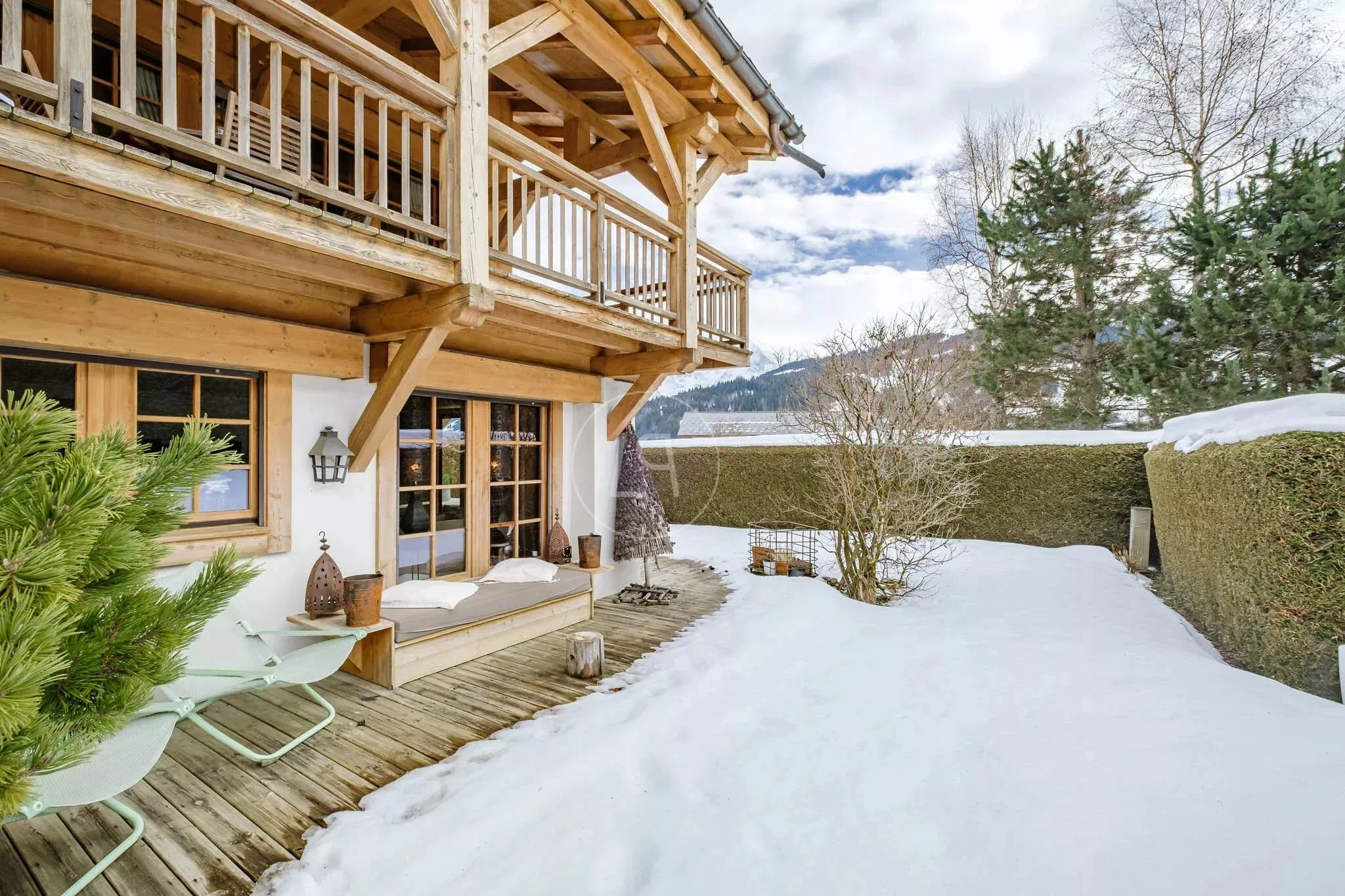 Winterliche Chalet-Terrasse mit Bergblick