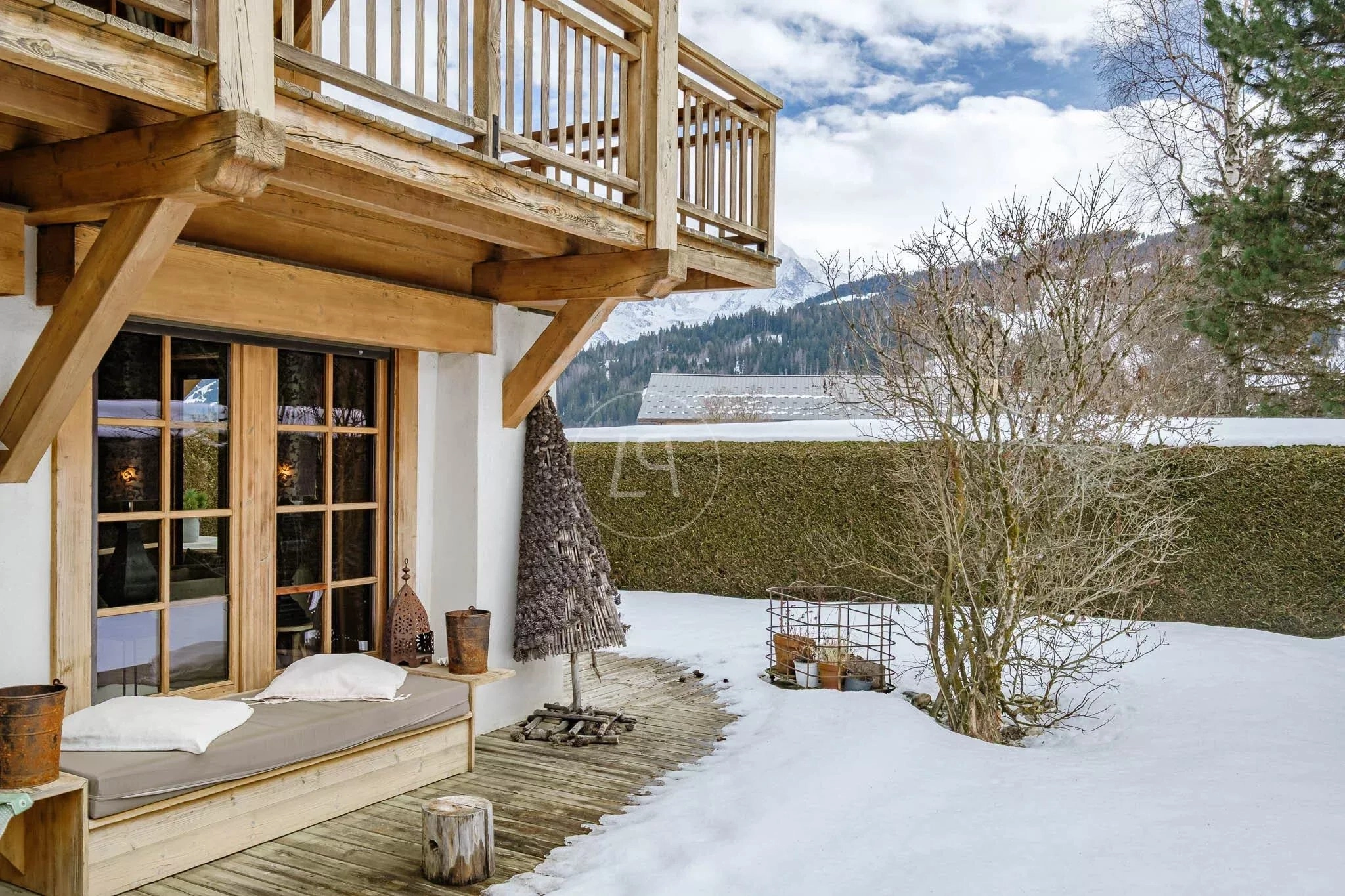 Alpen-Außenbereich mit Holzterrasse und Sitzbank