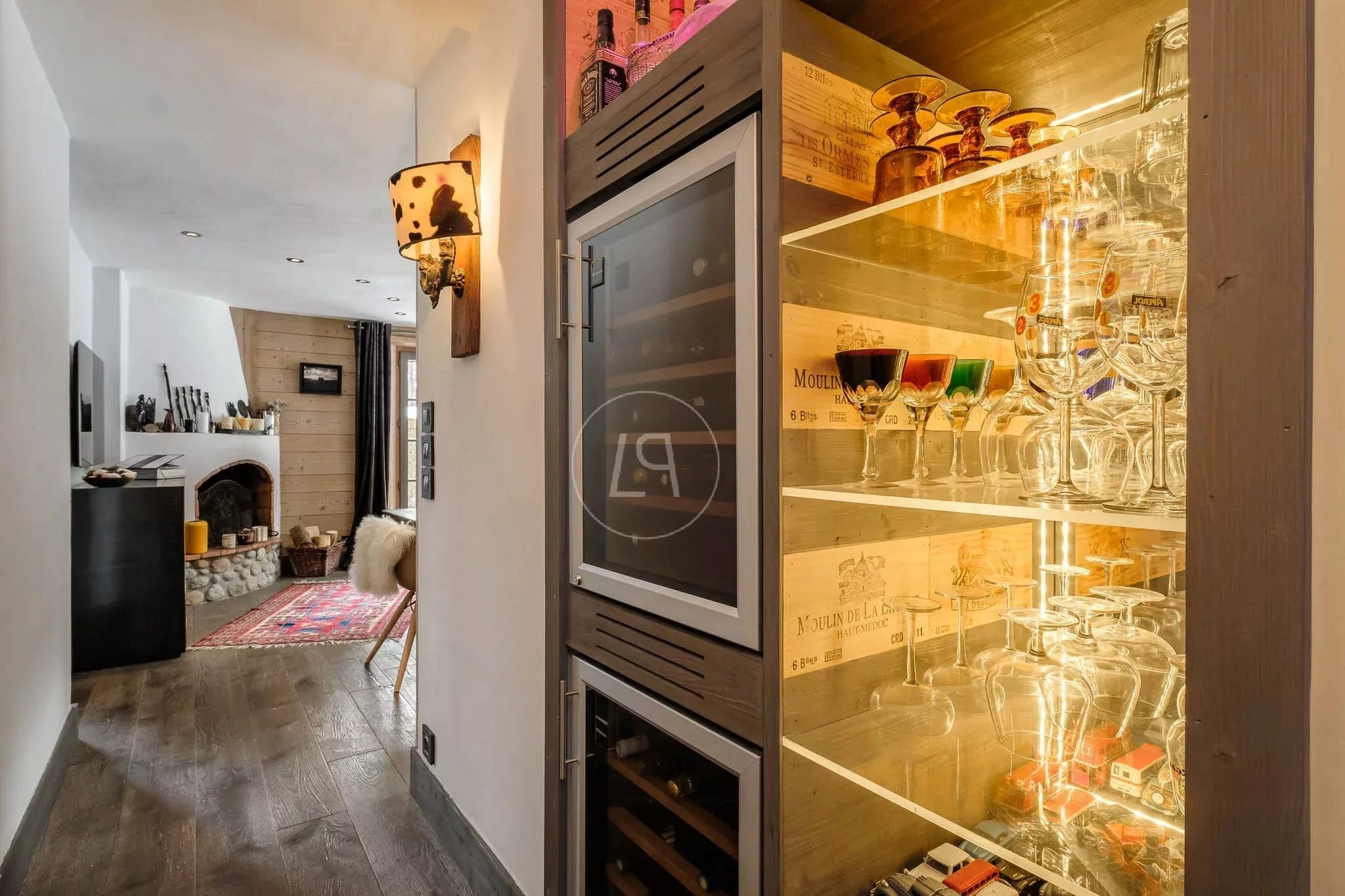 Flur mit integrierter Weinschrank-Vitrine