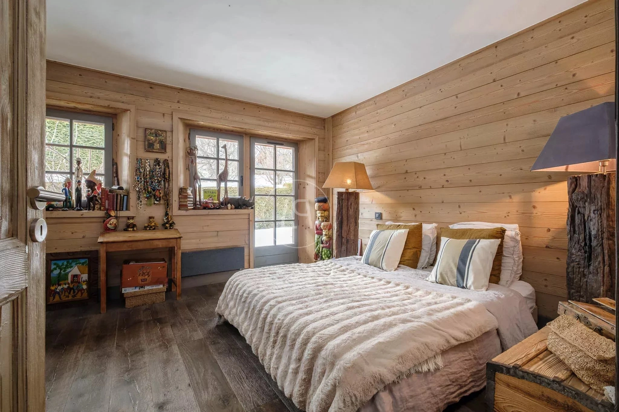 Rustikales Schlafzimmer mit Holzverkleidung