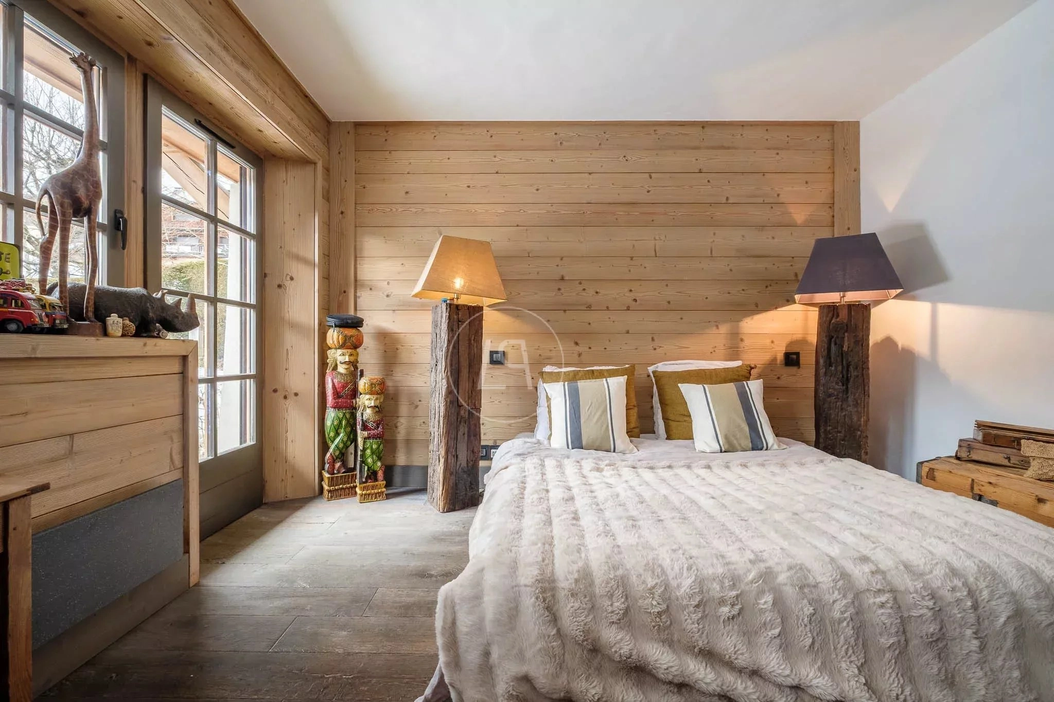 Gemütliches Schlafzimmer im rustikalen Chalet-Stil